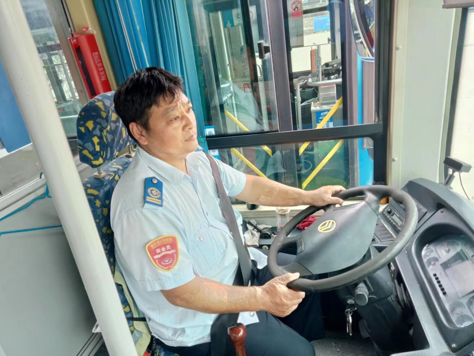 公交事業(yè)一部119路駕駛員武可華拾到手機(jī)及時(shí)歸還獲稱贊