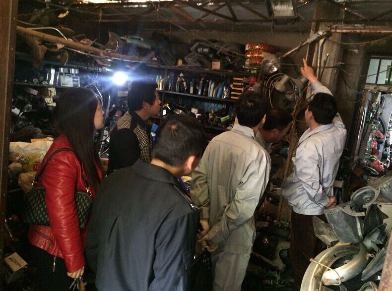 公交維修公司黨員干部協(xié)助社區(qū)開展街道“安檢、違章”治理活動(dòng)