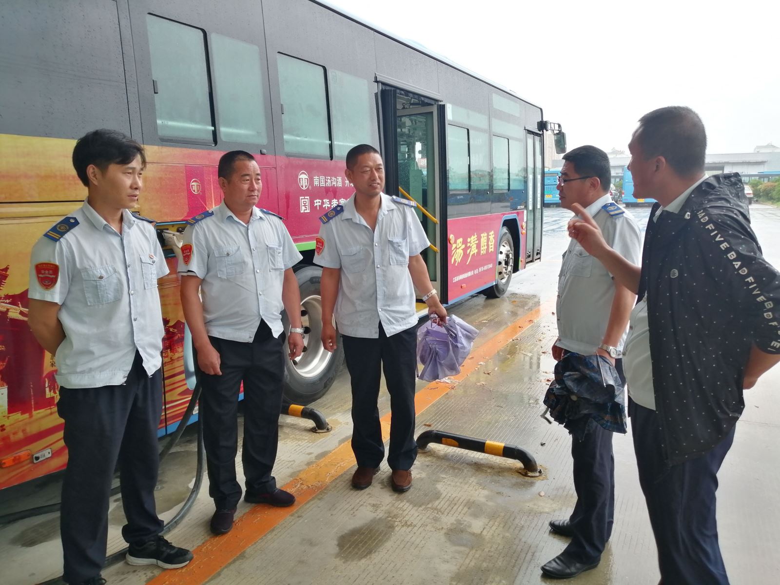 公交集團公交事業(yè)一部啟動應急預案應對暴雨天氣