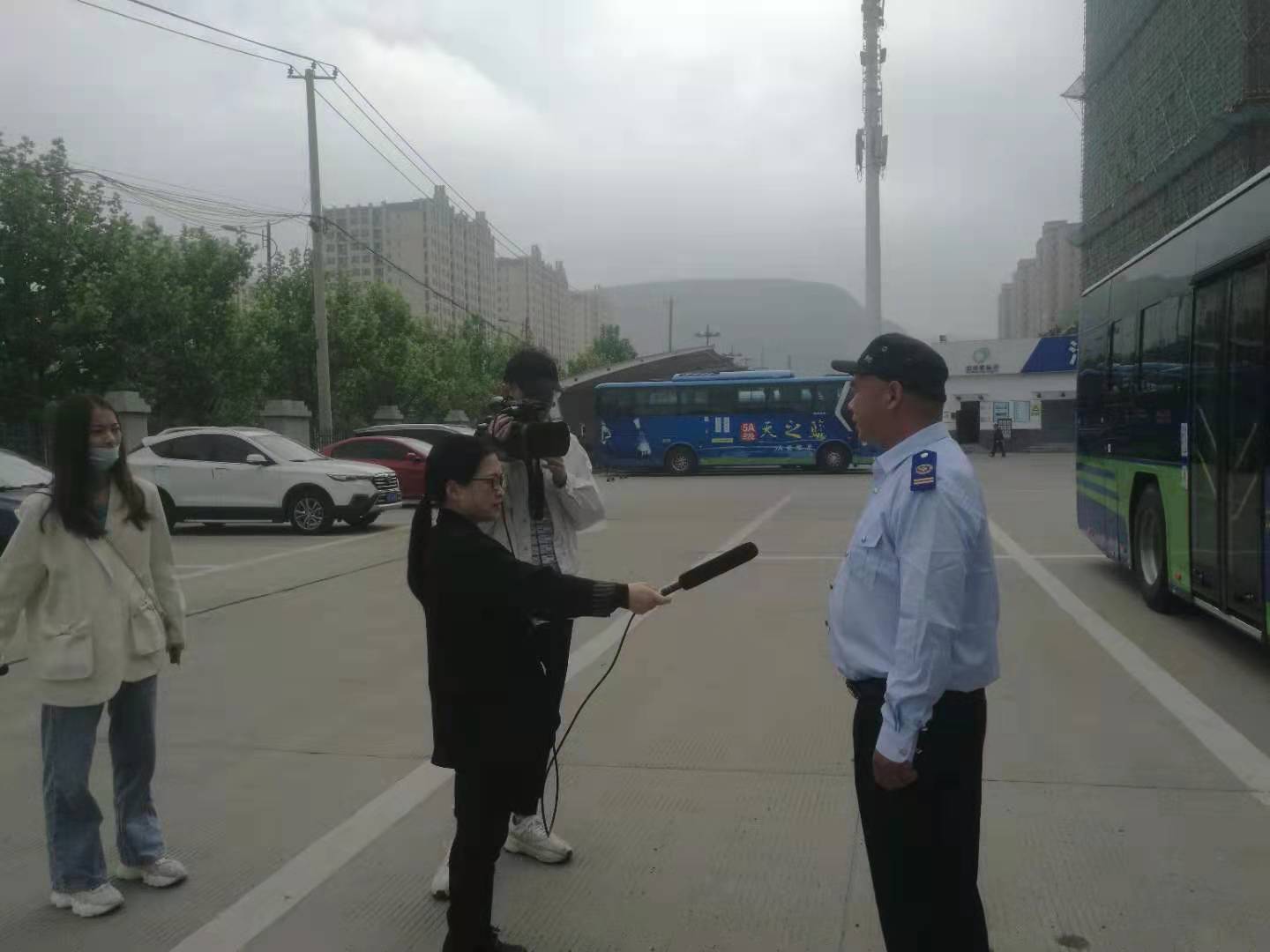 公交集團(tuán)公交事業(yè)一部3路駕駛員武傳超見義勇為，奮力滅火