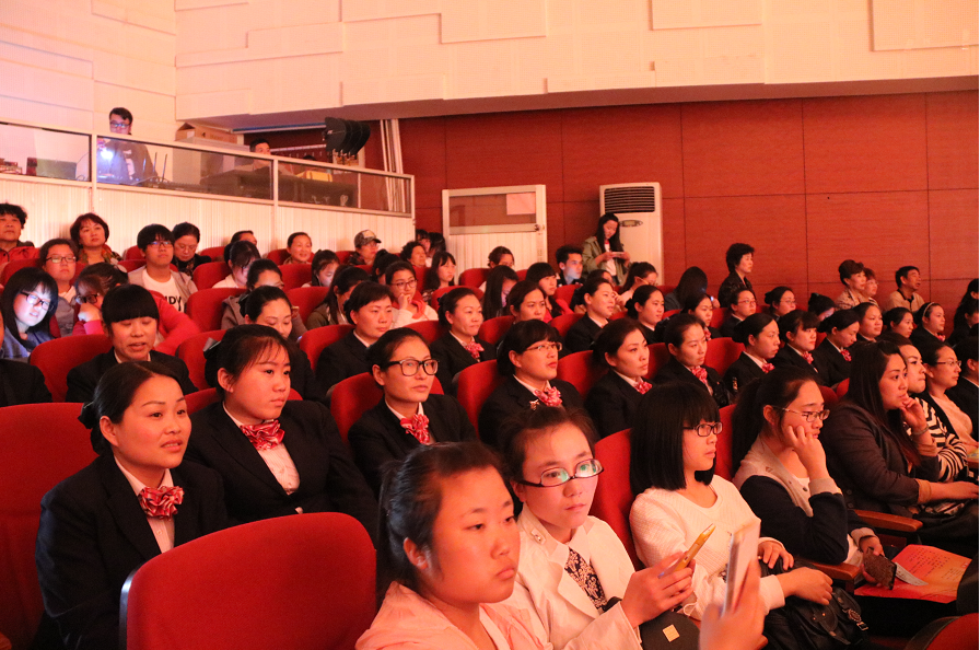 公交BRT站務(wù)員參加2016“文明風(fēng)尚大家唱、核心價(jià)值觀‘六進(jìn)’”系列文化活動(dòng)啟動(dòng)儀式