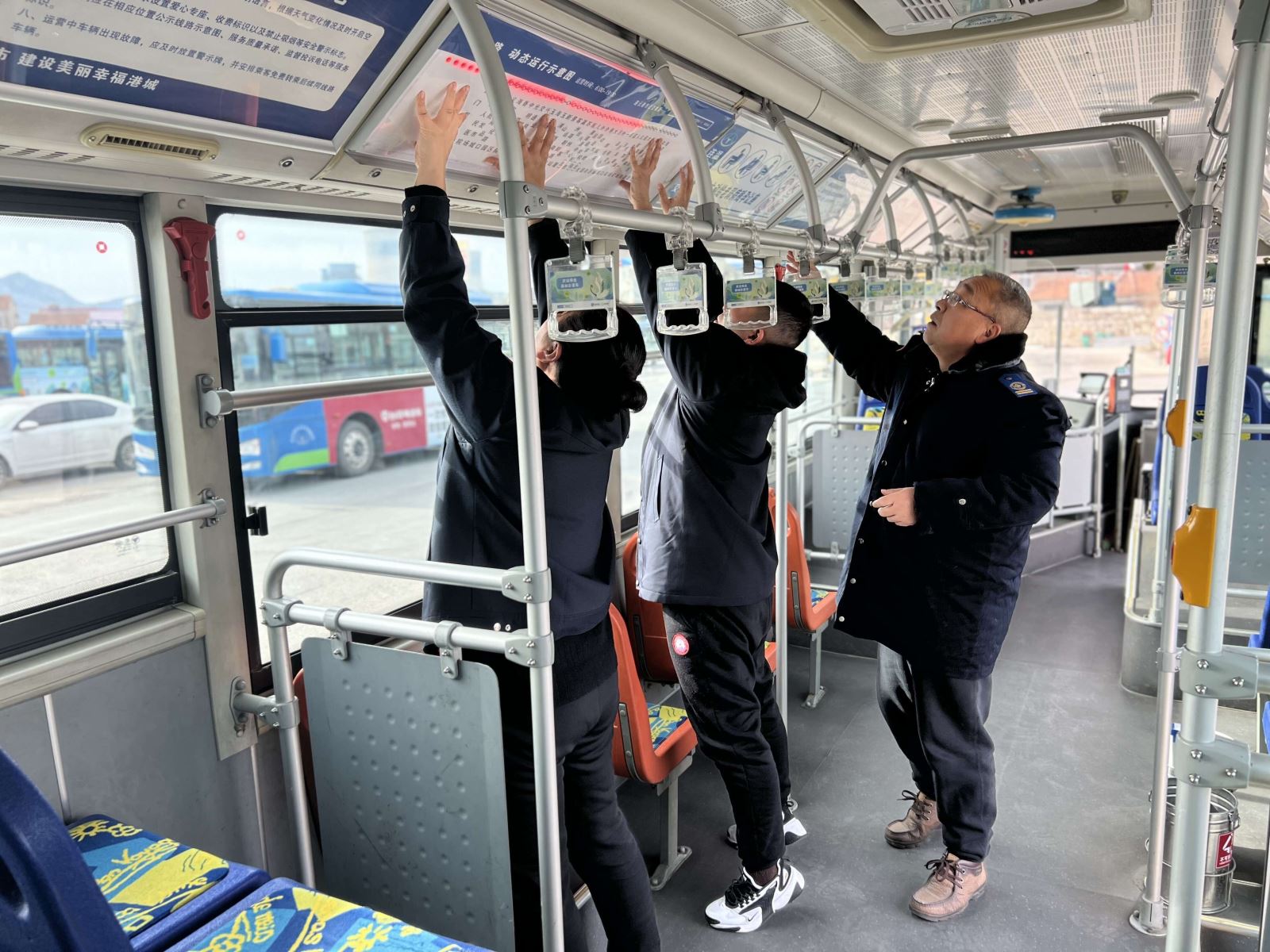 公交集團(tuán)公交事業(yè)一部更換車內(nèi)線路走向圖方便市民出行