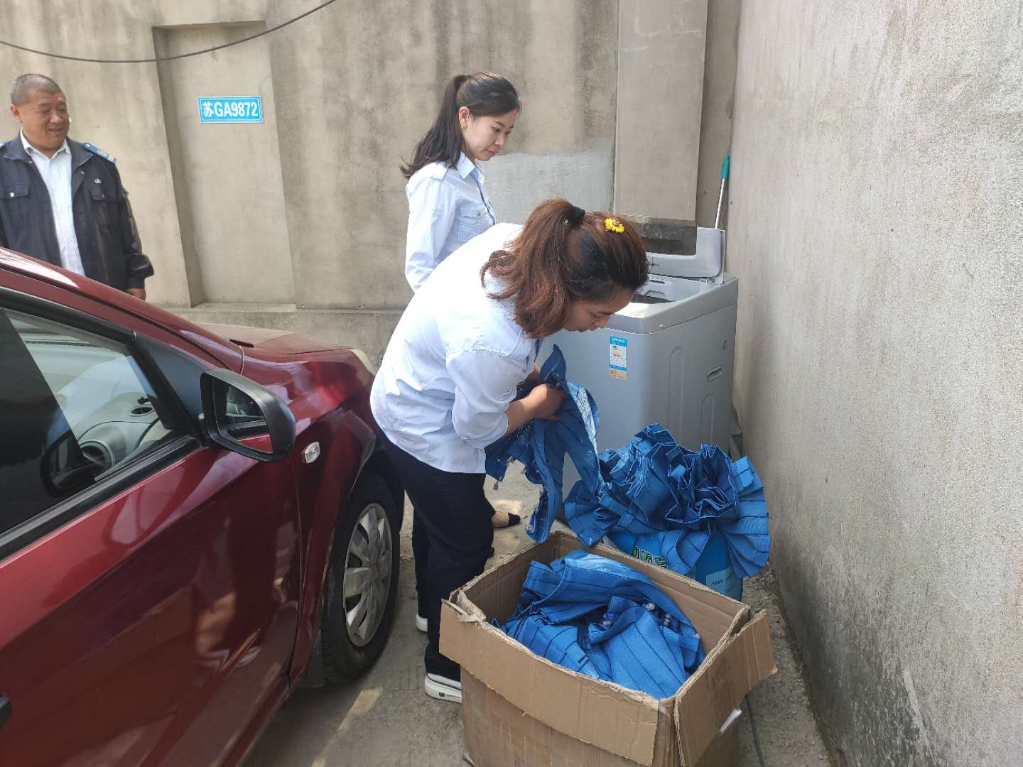 經(jīng)營發(fā)展事業(yè)部清洗窗簾  營造清涼舒適車廂氛圍