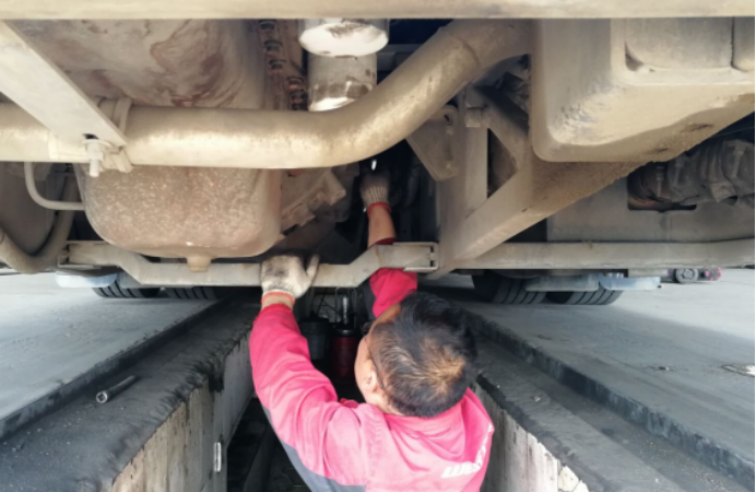 公交集團快速公司開展車輛集中換油保養(yǎng)工作