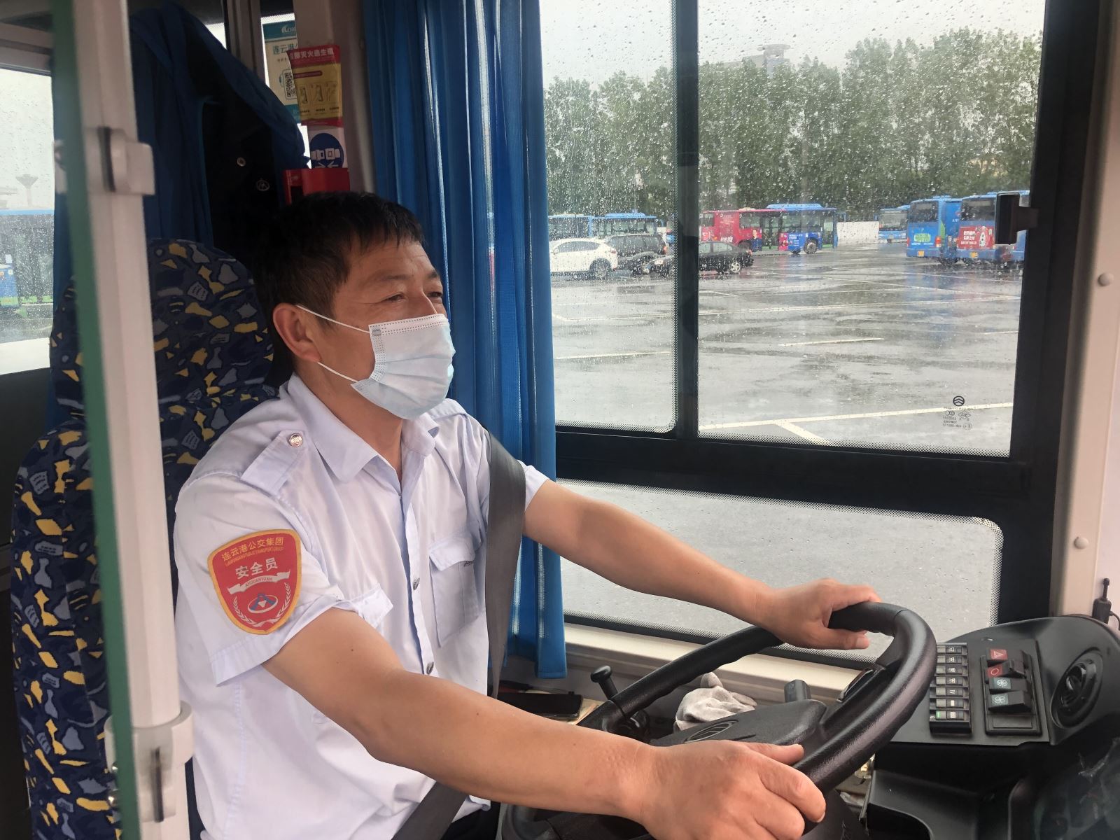 公交集團(tuán)公交事業(yè)一部117路駕駛員李永春拾金不昧受贊揚