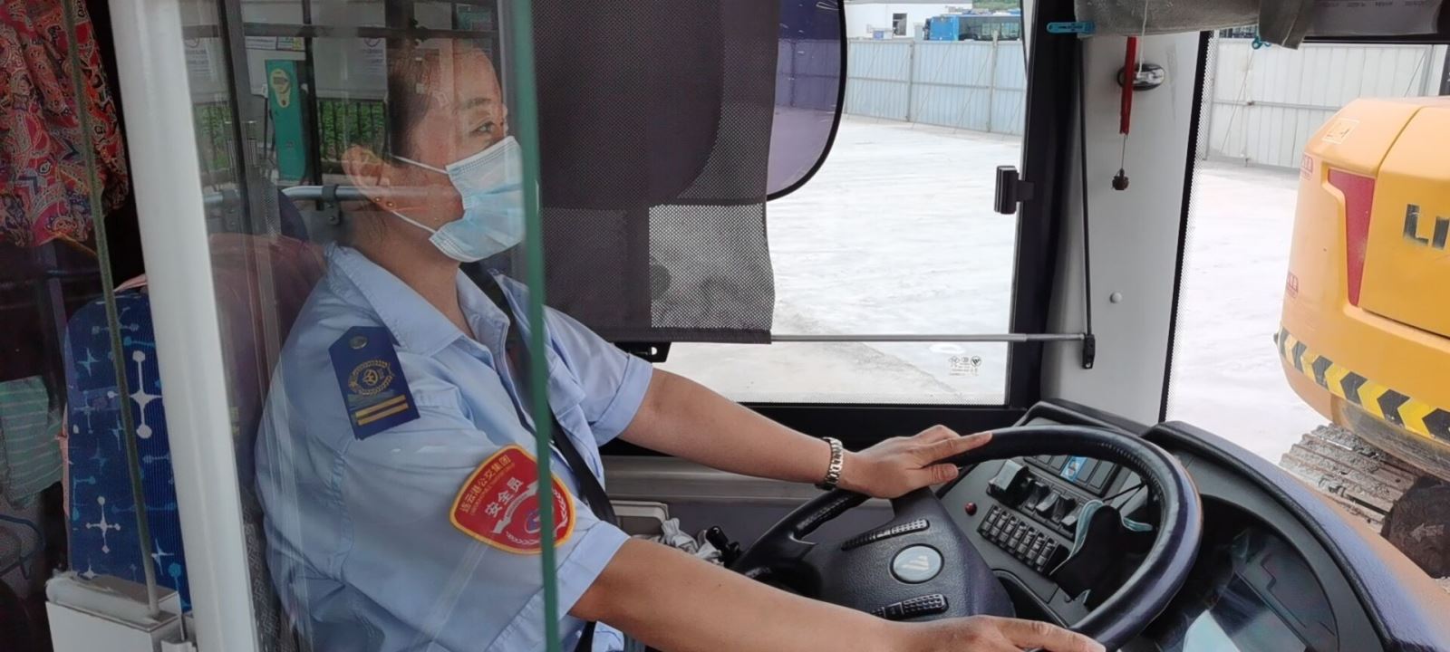 公交集團(tuán)公交事業(yè)一部18路駕駛員陳嘉敏拾金不昧受表揚