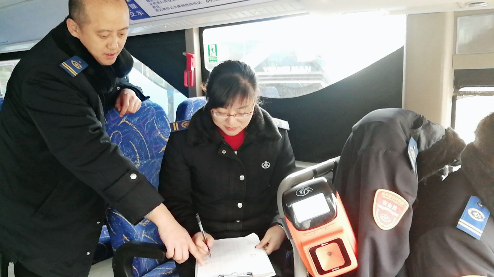 公交集團公交事業(yè)一部開展游1路客流調(diào)研活動