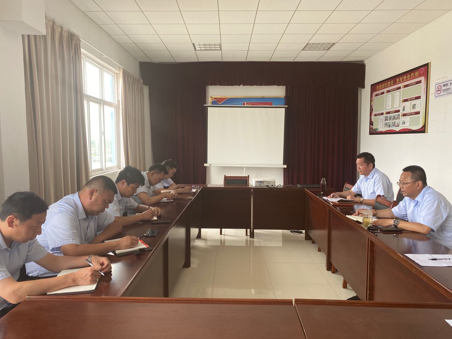 機務技術(shù)事業(yè)部召開安全例會