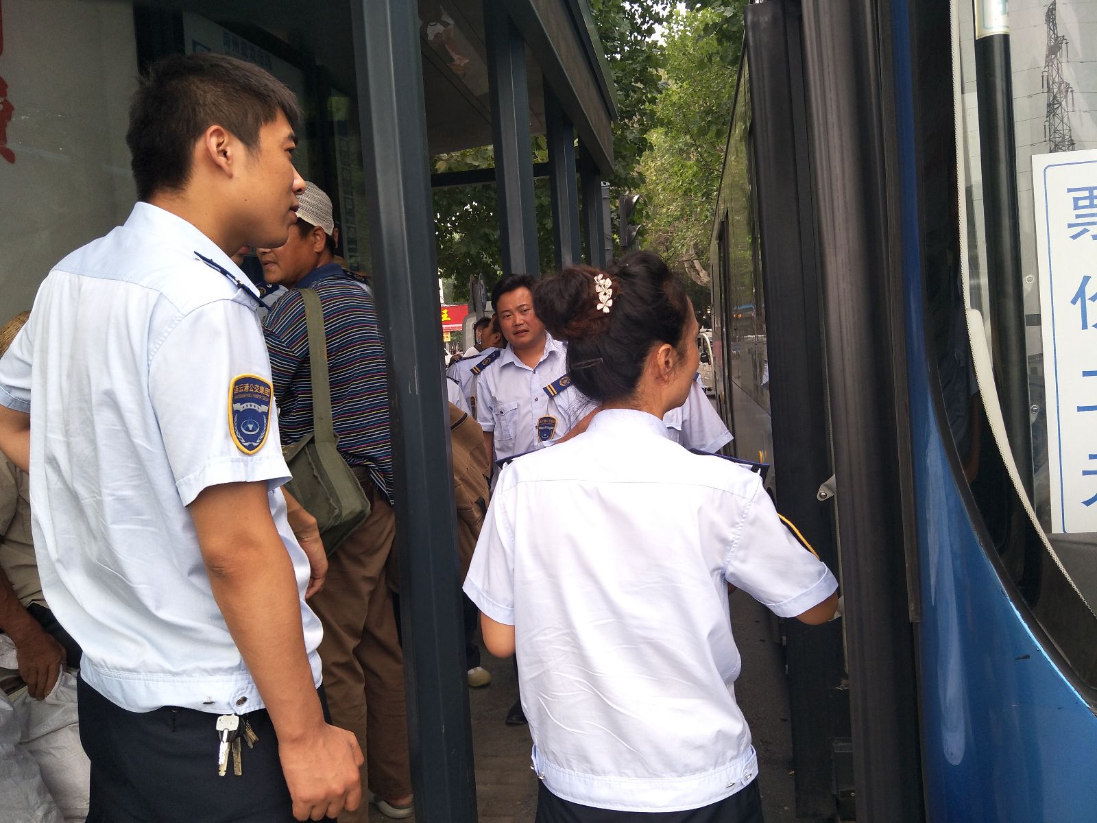 公交佳連公司組織志愿者引導(dǎo)文明出行 助力創(chuàng)文工作