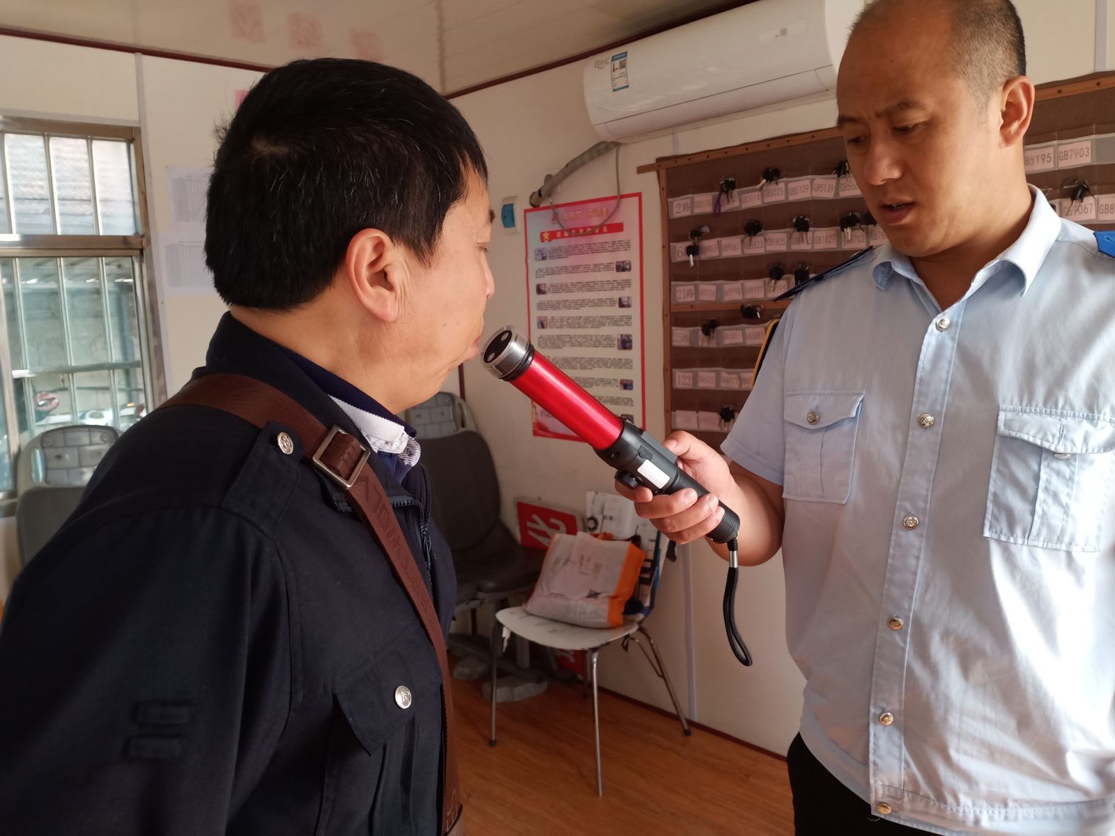 公交集團公交事業(yè)一部做好駕駛員酒精測試嚴把安全關