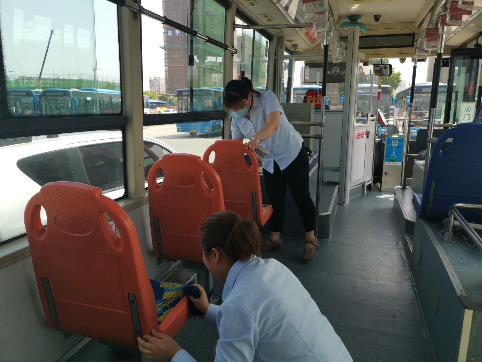公交集團(tuán)公交事業(yè)一部清洗車廂座位 助力創(chuàng)文