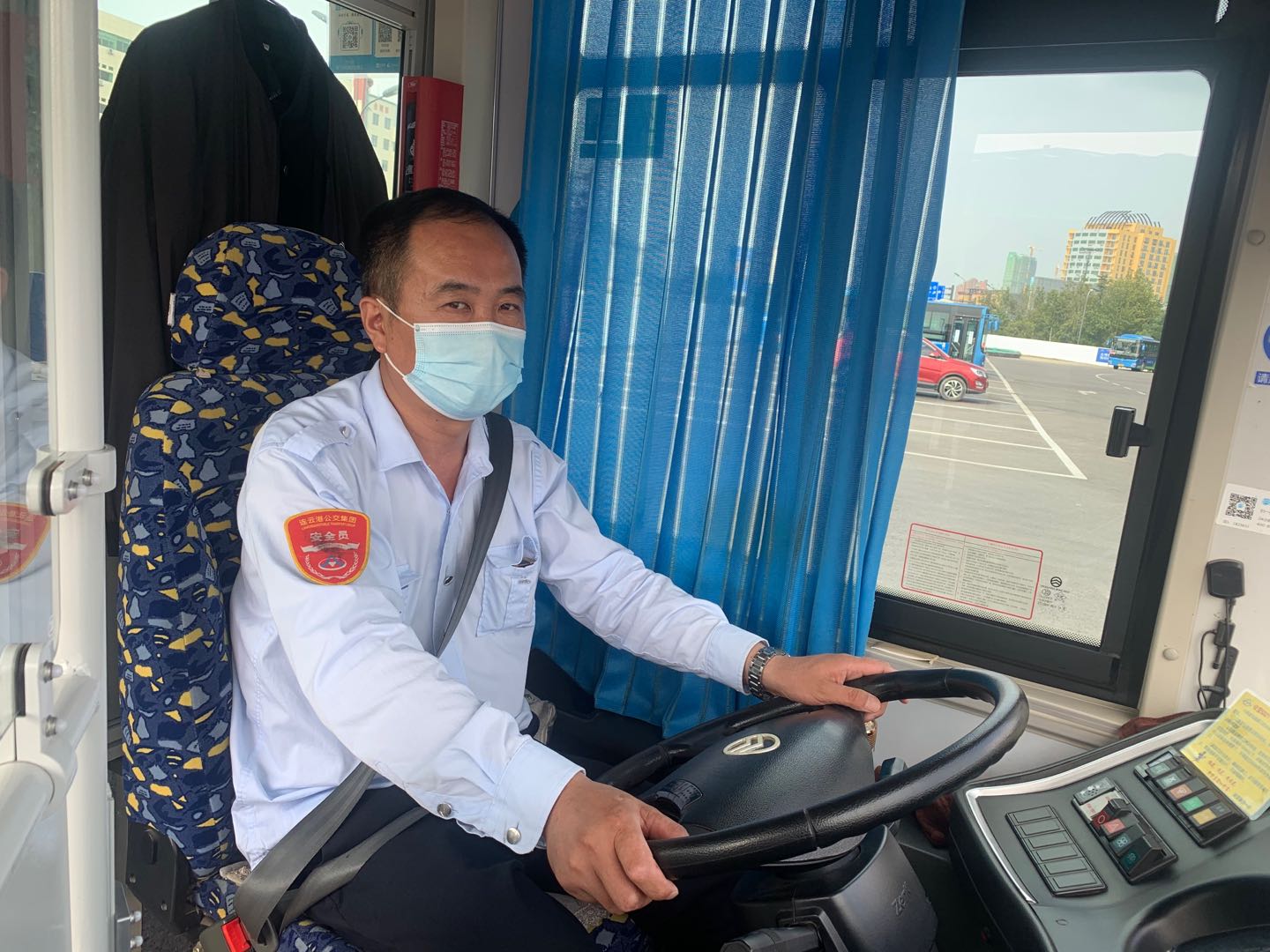 公交集團公交事業(yè)一部22路駕駛員張愛國 拾金不昧受表揚