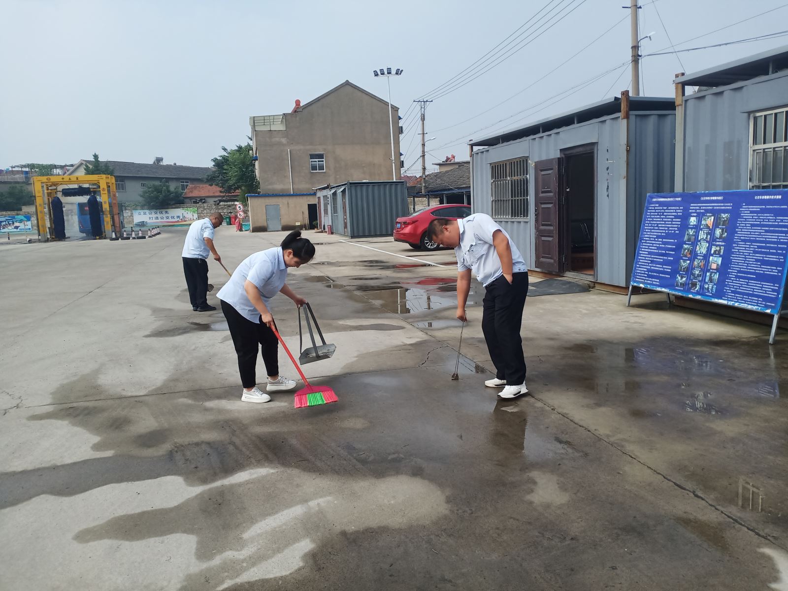 公交集團公交事業(yè)一部整治場站衛(wèi)生環(huán)境助力創(chuàng)文創(chuàng)衛(wèi)