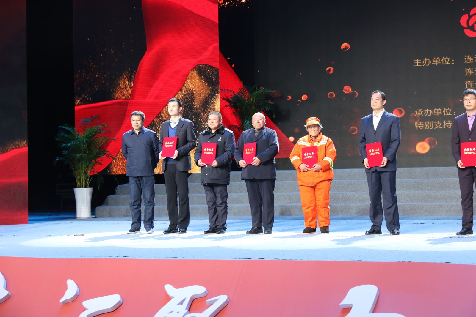 公交集團(tuán)公交事業(yè)一部23路駕駛員喬曉峰獲得“信用個(gè)人”獎(jiǎng)項(xiàng)