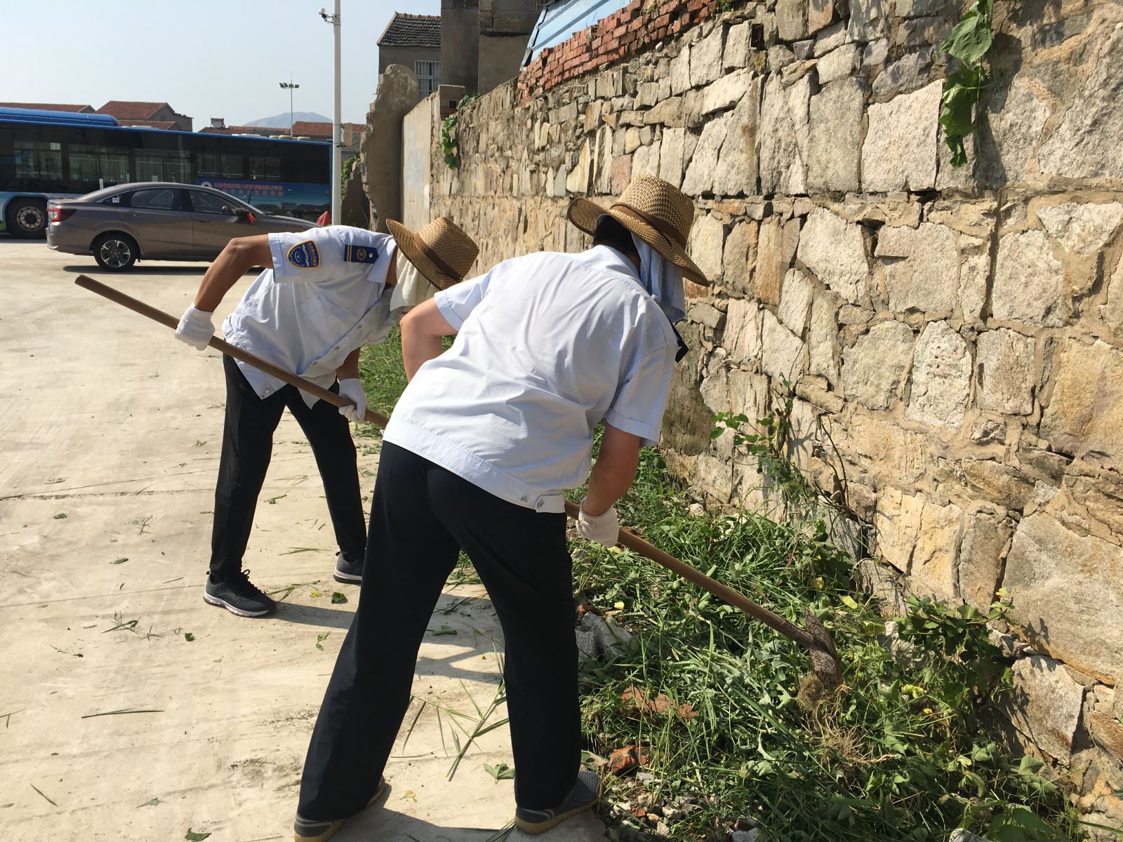 公交集團公交事業(yè)一部打掃站場衛(wèi)生 助力創(chuàng)文工作