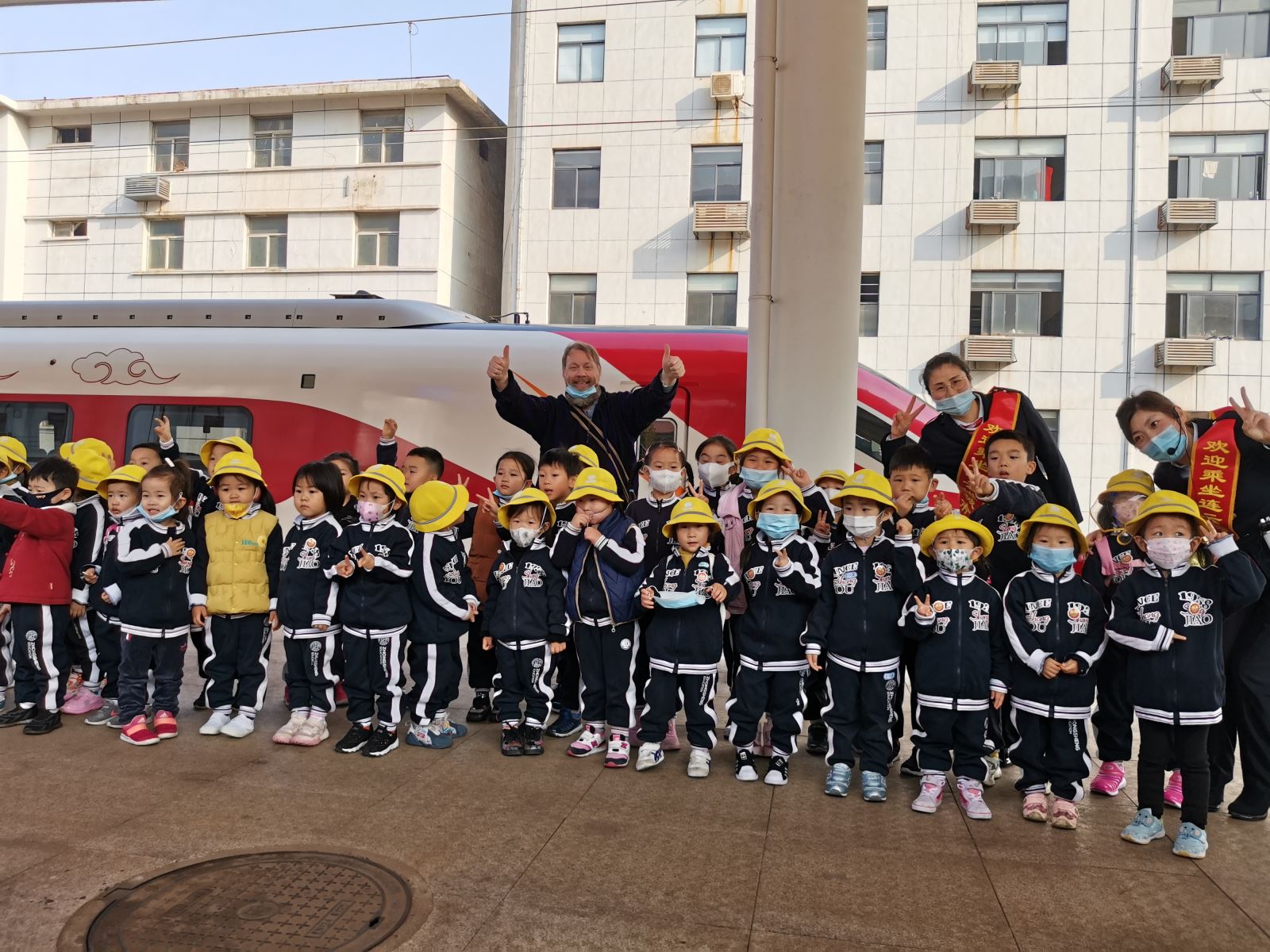 幼兒園小朋友體驗(yàn)城市動(dòng)車