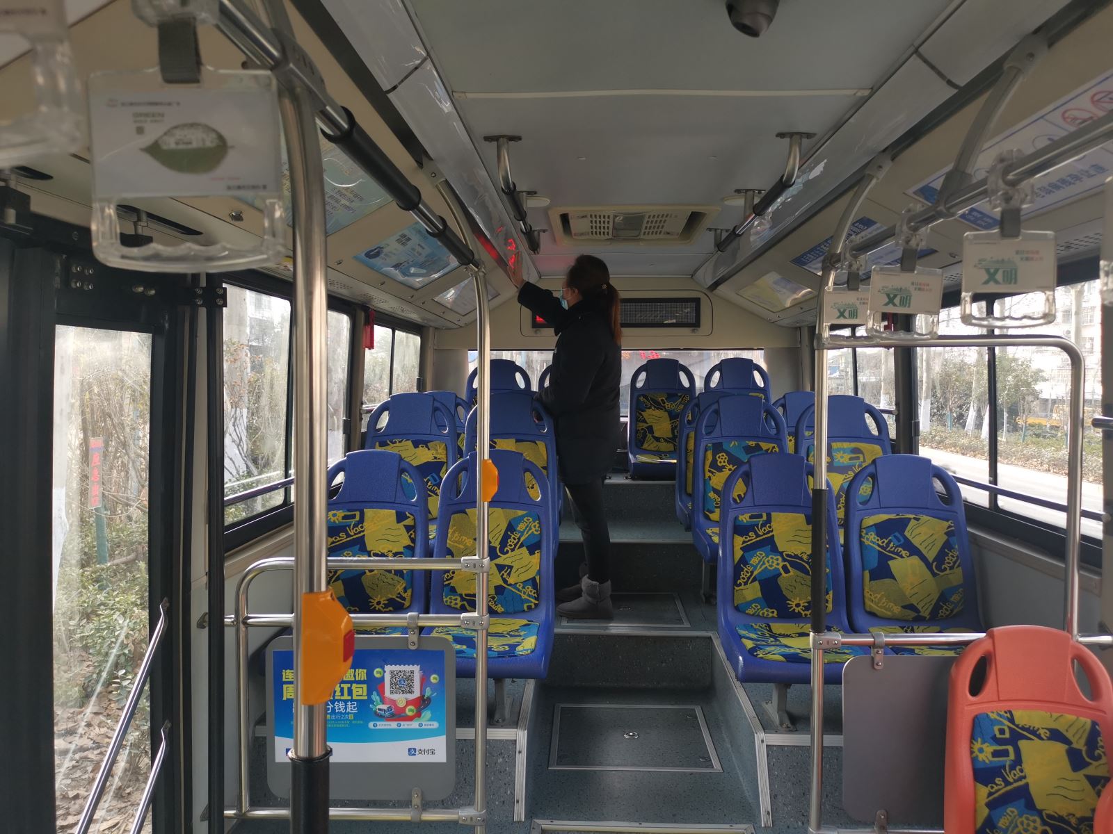 公交集團公交事業(yè)一部開展運營車容車貌及優(yōu)質服務專項檢查工作