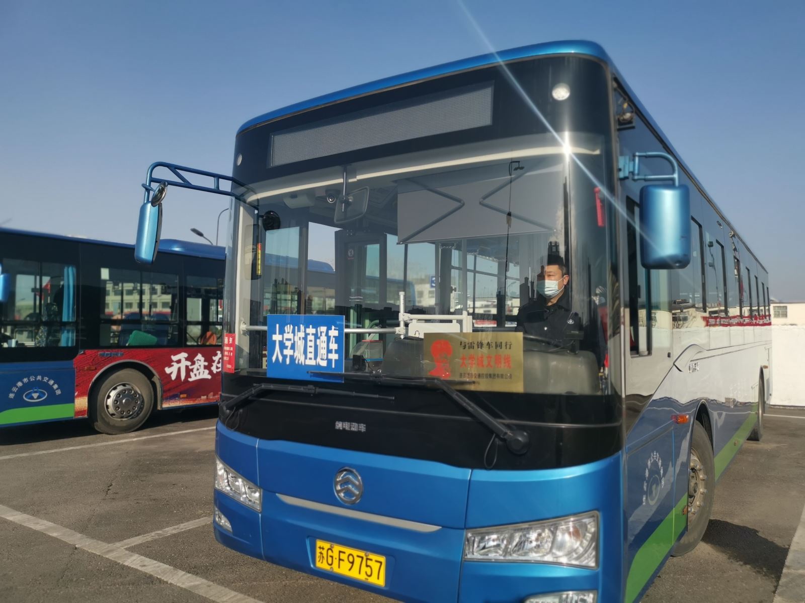 公交集團公交事業(yè)一部 開通大學城返校直通車 確?？土髌椒€(wěn)疏導