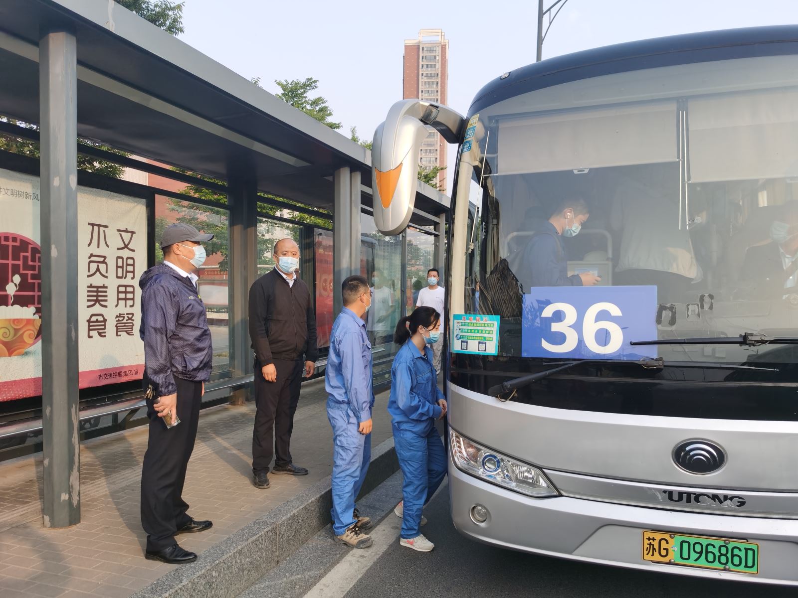 公交集團(tuán)經(jīng)營發(fā)展事業(yè)部全力做好盛虹石化集團(tuán)定制通勤車輛調(diào)配工作