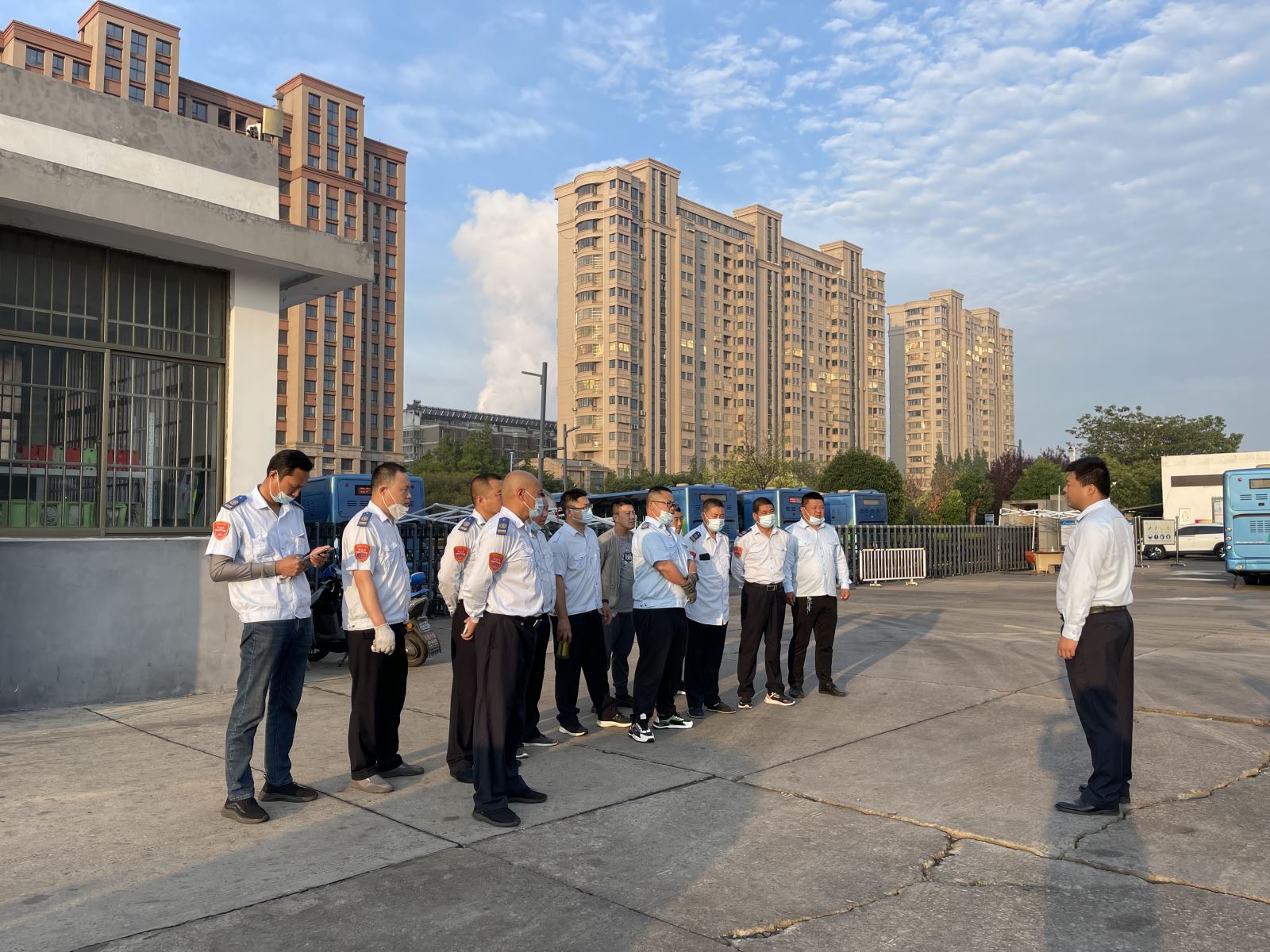 公交集團快速公交事業(yè)部圓滿完成中考定制班車任務(wù)