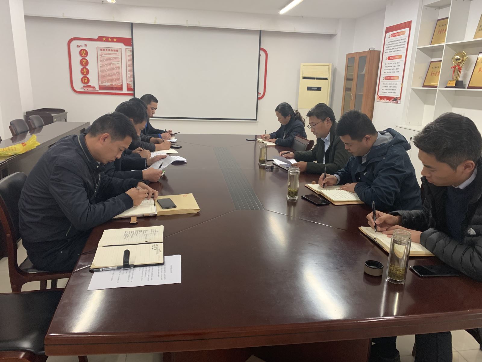 快速公交召開正班正點(diǎn)率提升專項(xiàng)會(huì)議