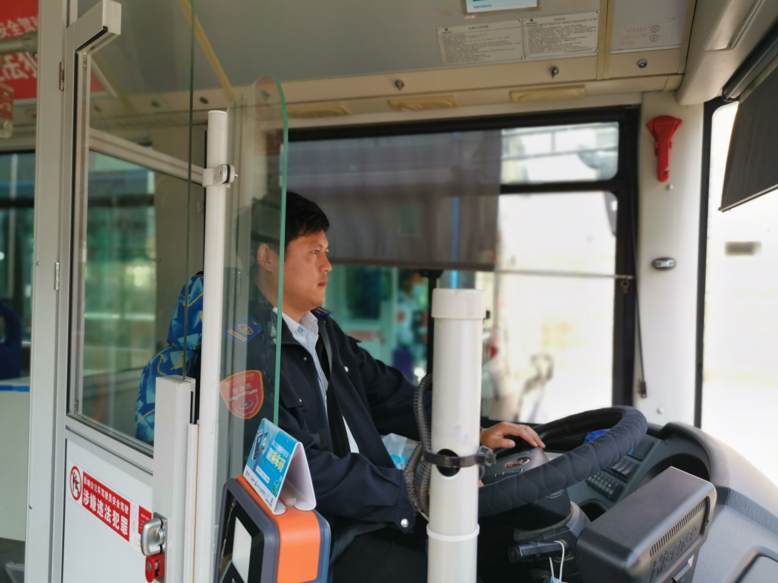 公交集團公交事業(yè)一部1路駕駛員屠小寶 拾金不昧受表揚