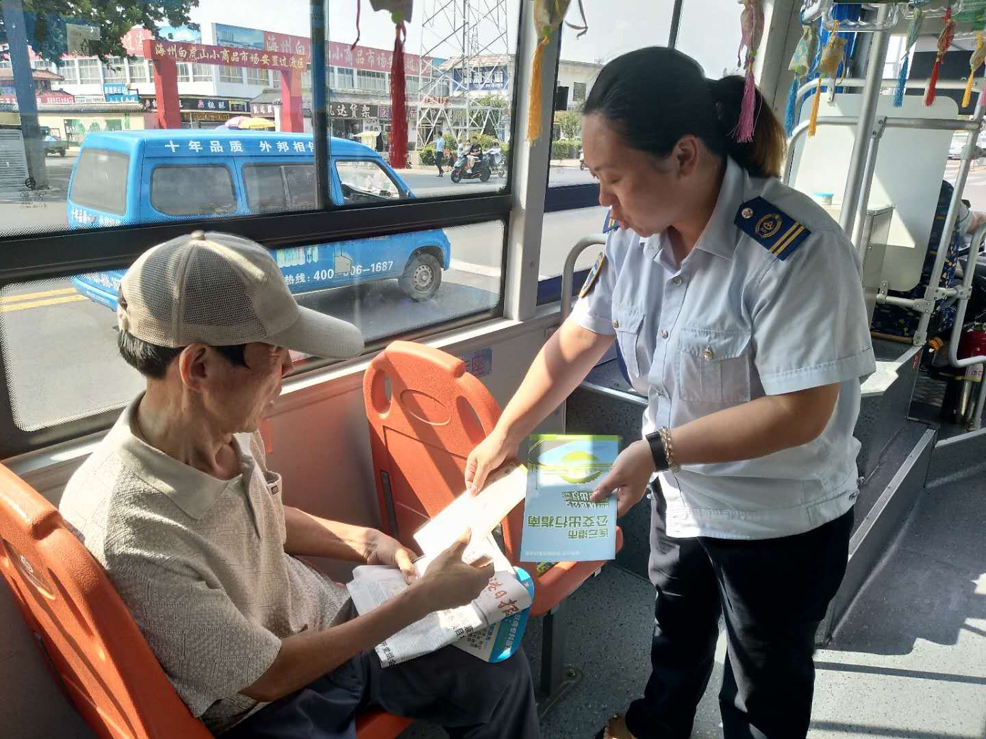 戰(zhàn)高溫、斗酷暑，公交人堅守崗位為創(chuàng)文助力