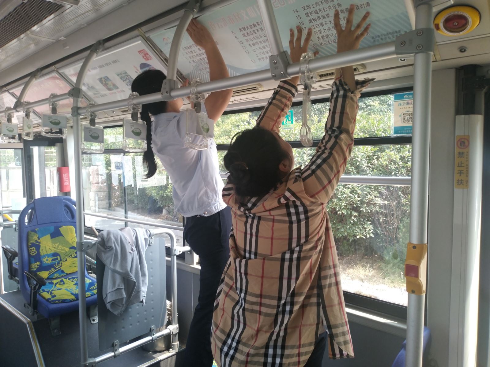 公交集團(tuán)公交事業(yè)一部更換創(chuàng)文標(biāo)識(shí)標(biāo)貼，助力港城創(chuàng)文建設(shè)