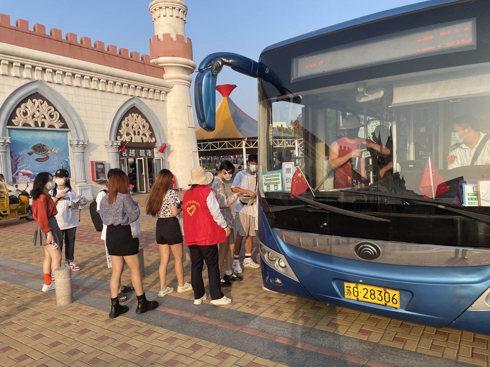 公交先鋒志愿服務(wù)隊在國慶期間開展志愿服務(wù)活動