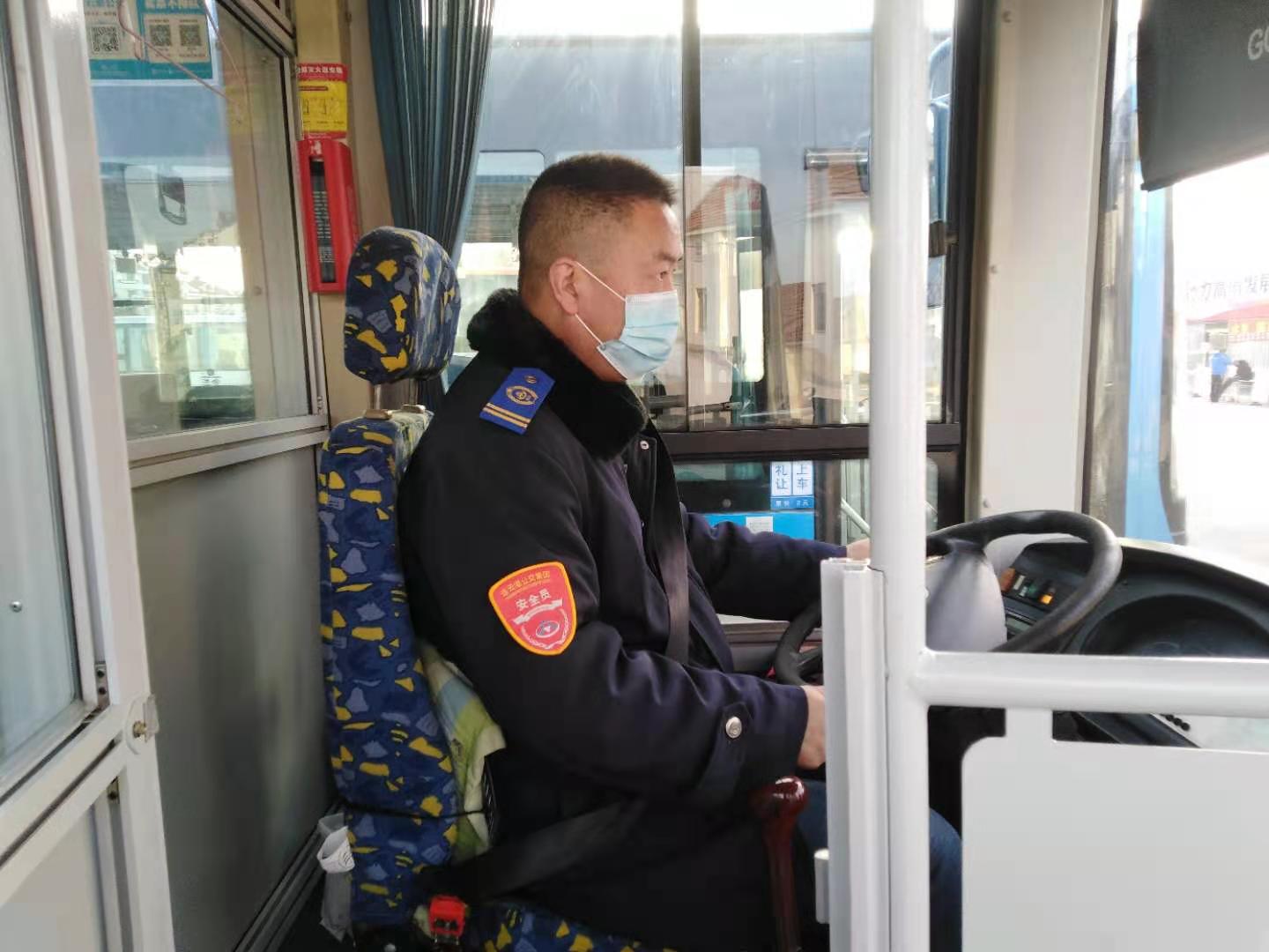 公交集團(tuán)公交事業(yè)一部119路駕駛員萬(wàn)發(fā)文拾金不昧受表?yè)P(yáng)