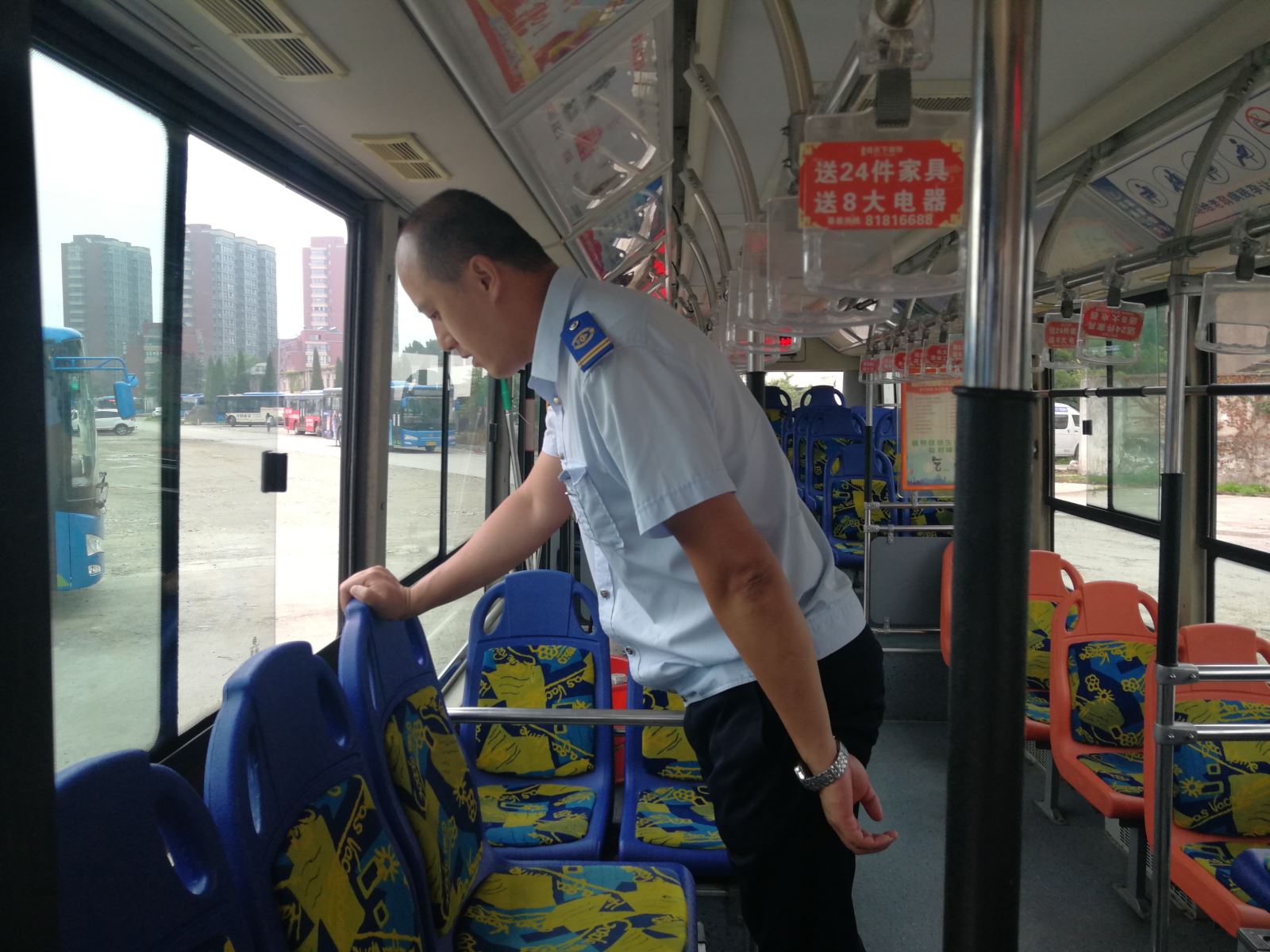 公交集團海通公交公司開展車輛衛(wèi)生檢查