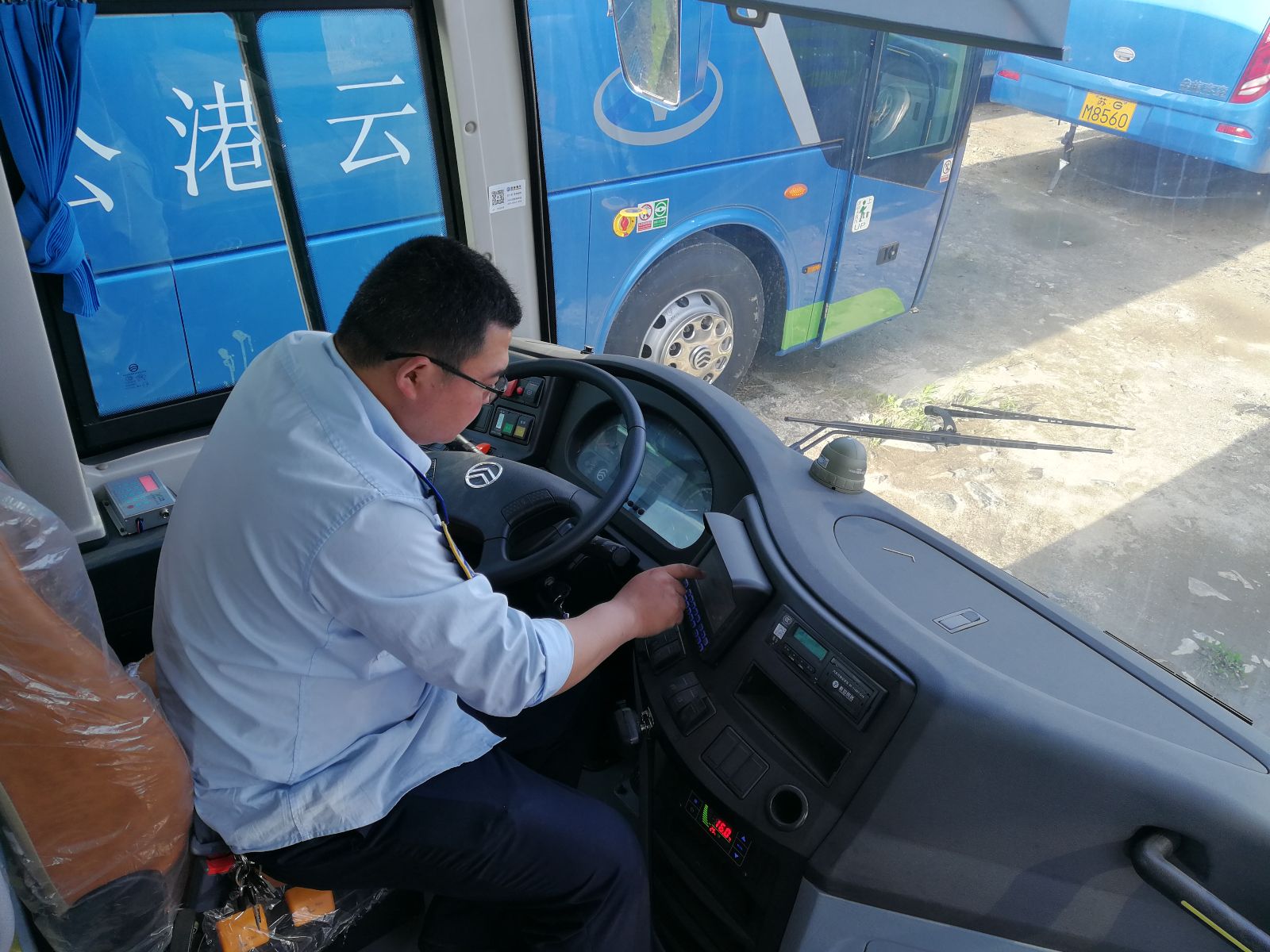 公交集團(tuán)佳連公司開展安裝調(diào)試金旅車輛報站器工作