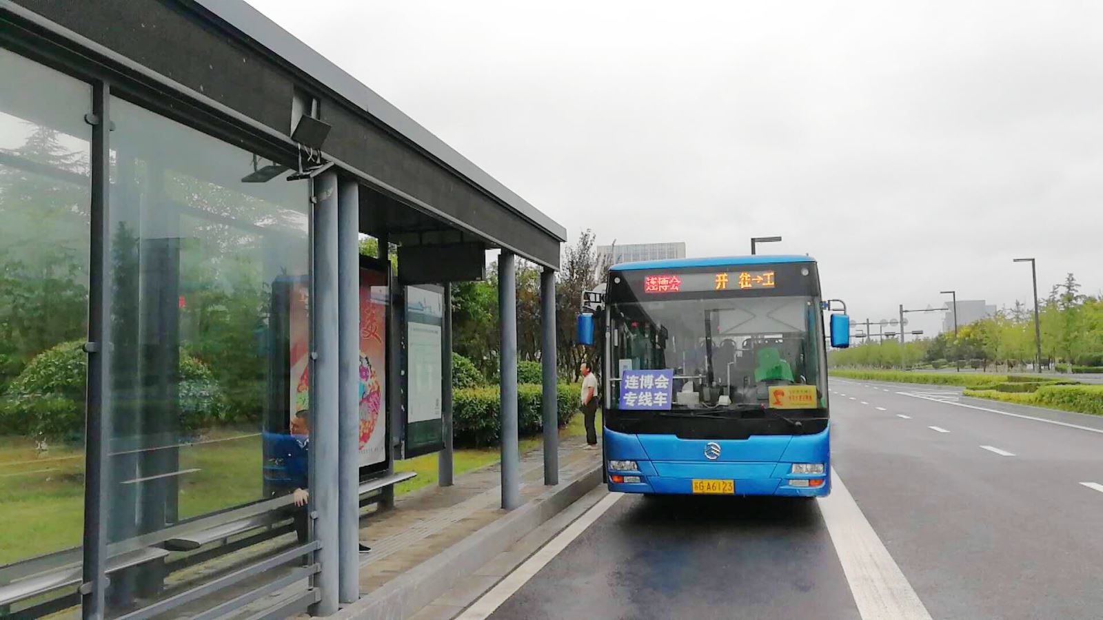 2019年“連博會(huì)”期間，公交集團(tuán)開(kāi)辟2條公交直達(dá)專(zhuān)線、調(diào)整6條常規(guī)公交線路保障市民安全便捷出行