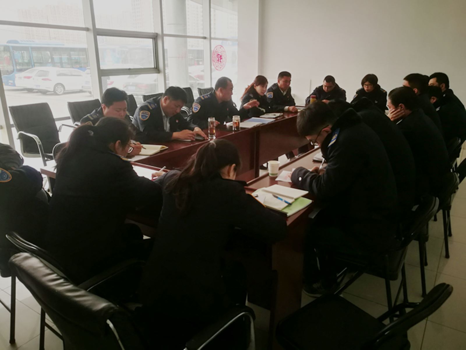 公交集團(tuán)經(jīng)營發(fā)展事業(yè)部召開“安全生產(chǎn)、優(yōu)質(zhì)服務(wù)”動員部署會