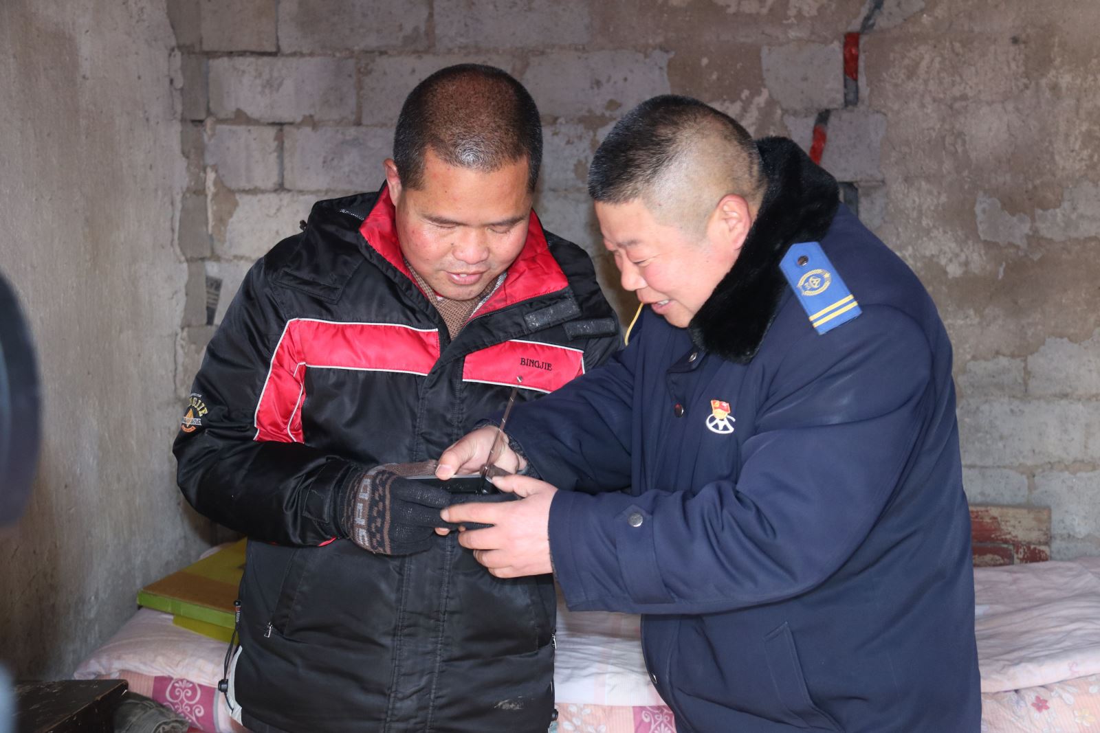 公交集團(tuán)公交事業(yè)一部23路駕駛員喬曉峰看望殘疾乘客暖人心