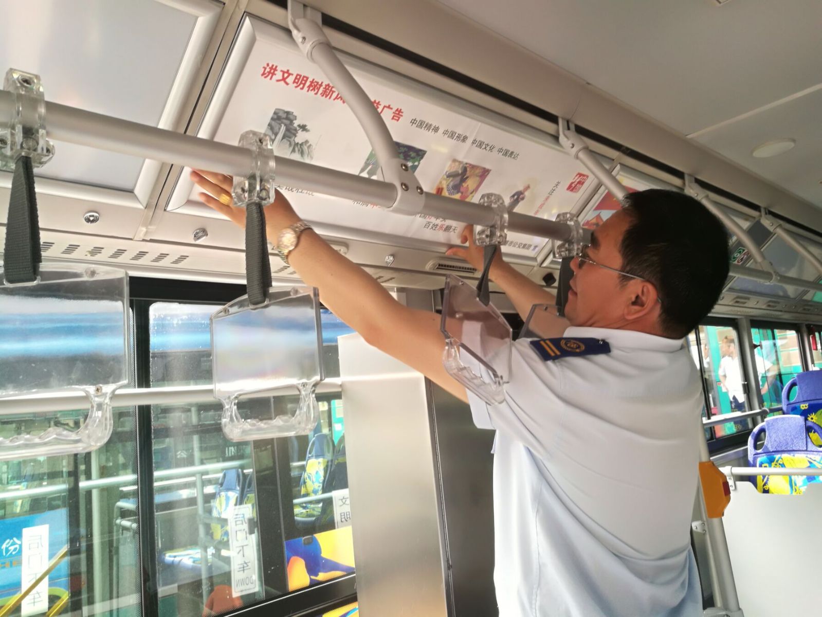 公交集團海通公交公司更換車廂宣傳標(biāo)語 營造創(chuàng)文氛圍