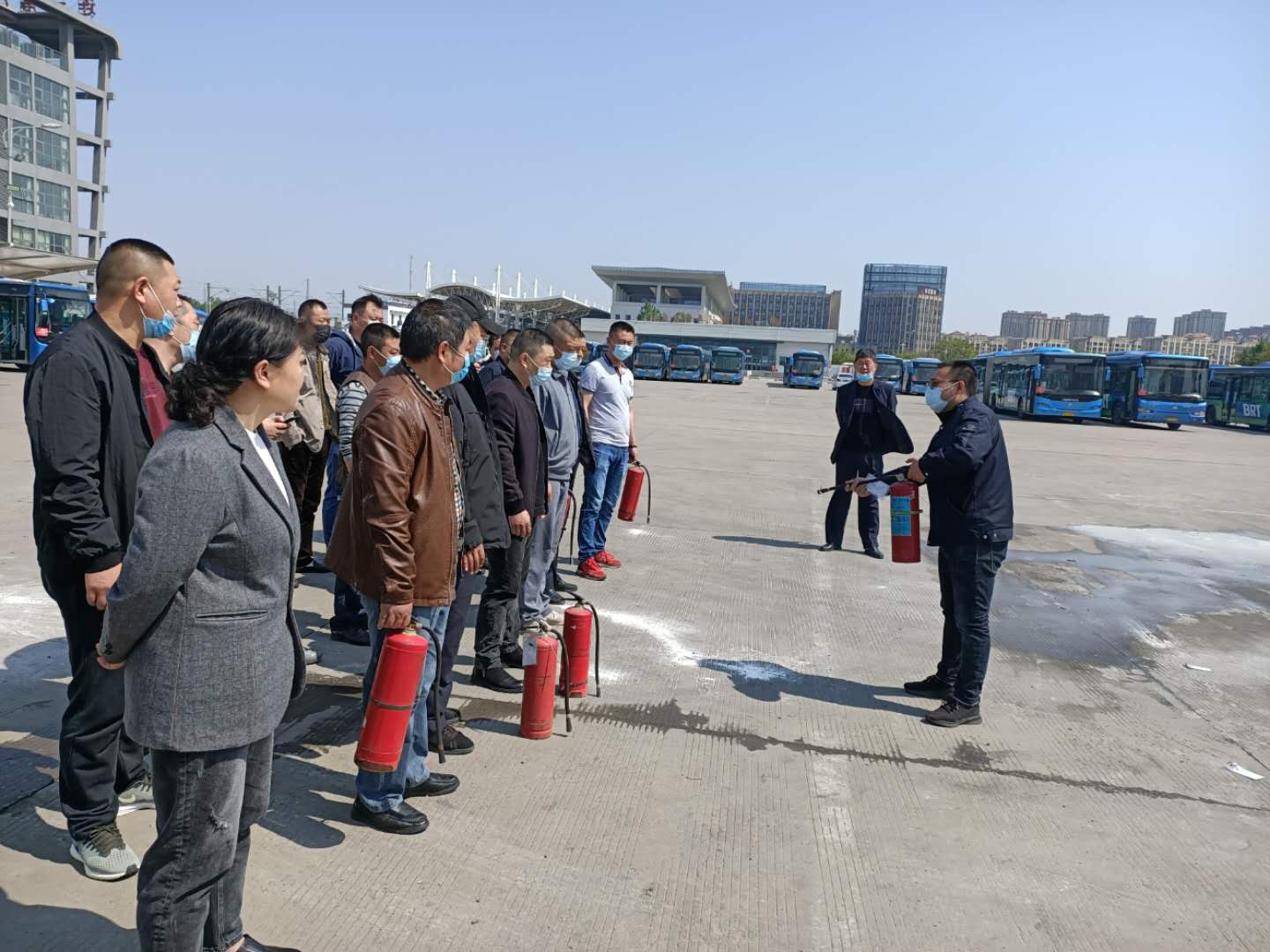 快速公交事業(yè)部東城分公司開展駕駛員消防滅火實(shí)戰(zhàn)演練，全力保障乘客出行安全