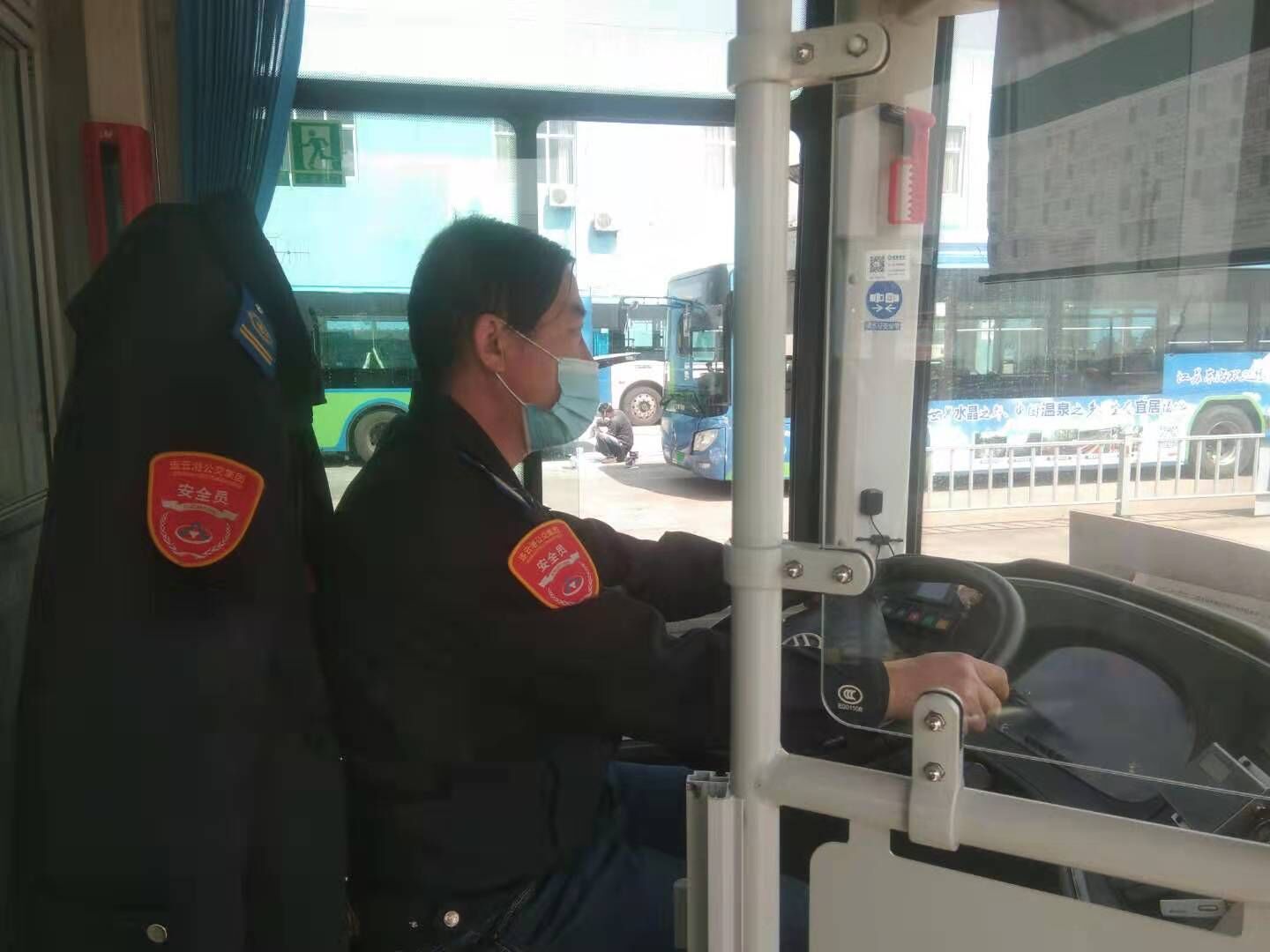 公交事業(yè)一部7路駕駛員騰云山拾金不昧受贊揚(yáng)