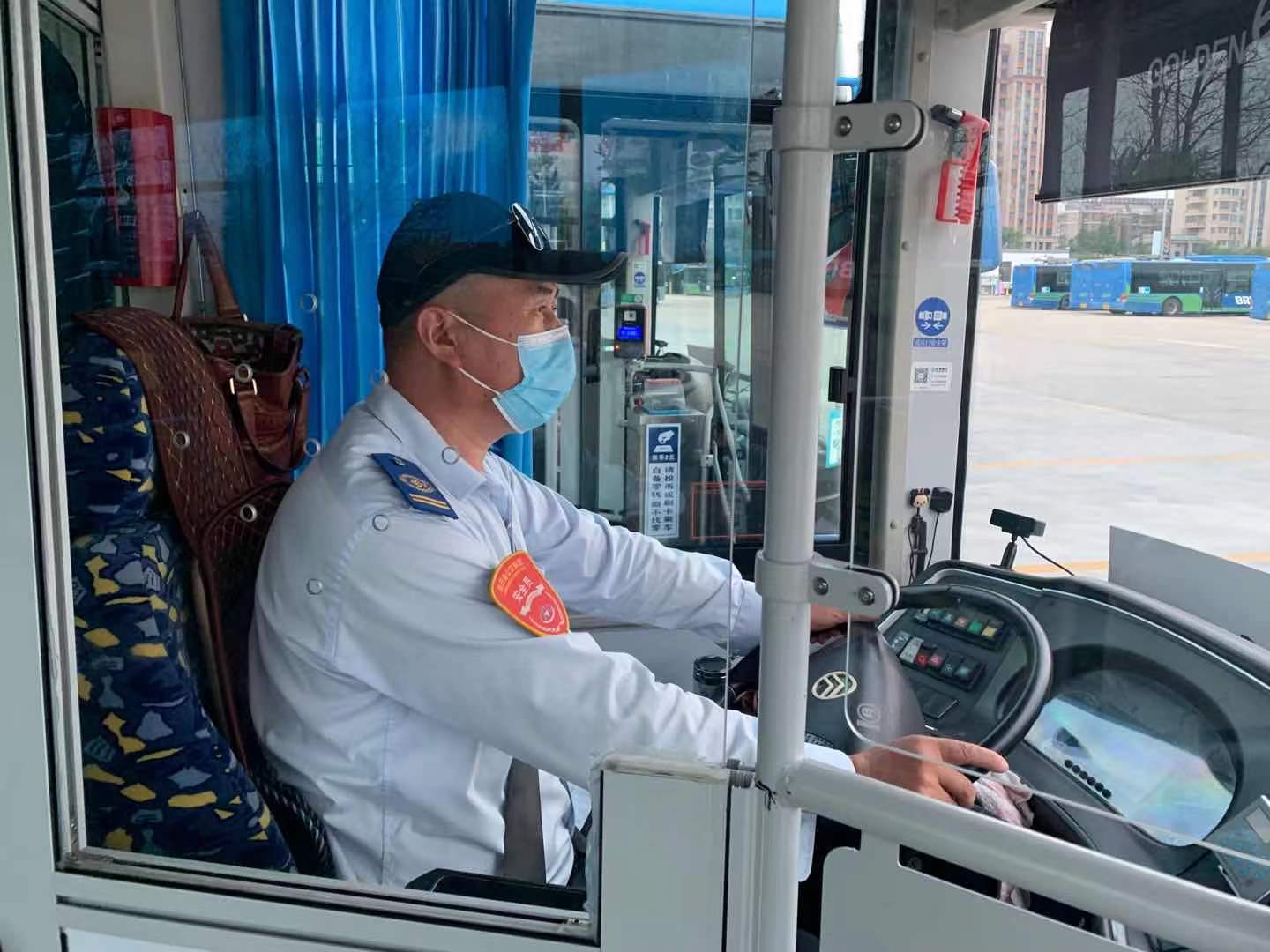 公交集團(tuán)公交事業(yè)一部15路駕駛員周全西拾金不昧受表揚