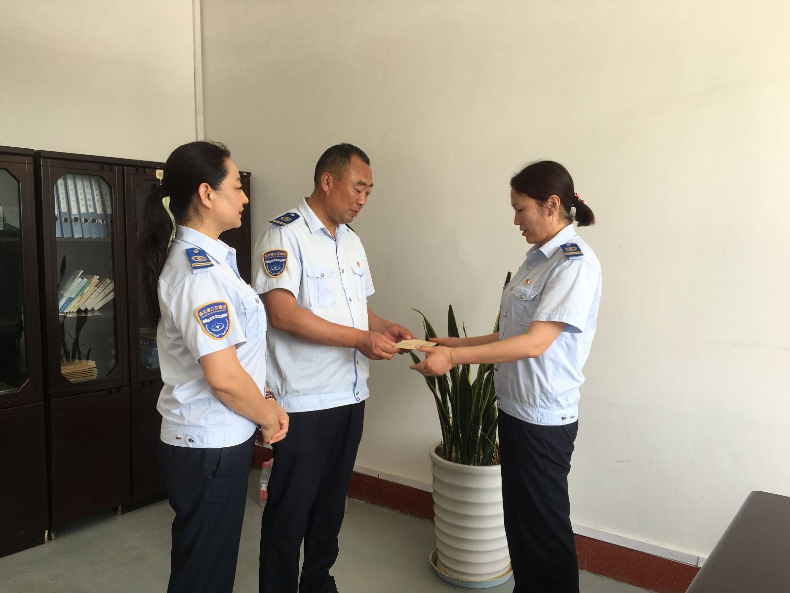 公交集團(tuán)海通公交公司黨總支、工會(huì)“七一”慰問(wèn)困難黨員