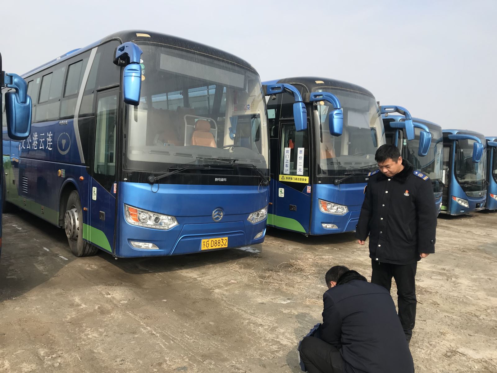 公交集團(tuán)經(jīng)營發(fā)展事業(yè)部開展待運(yùn)營新能源車輛充電維護(hù)工作