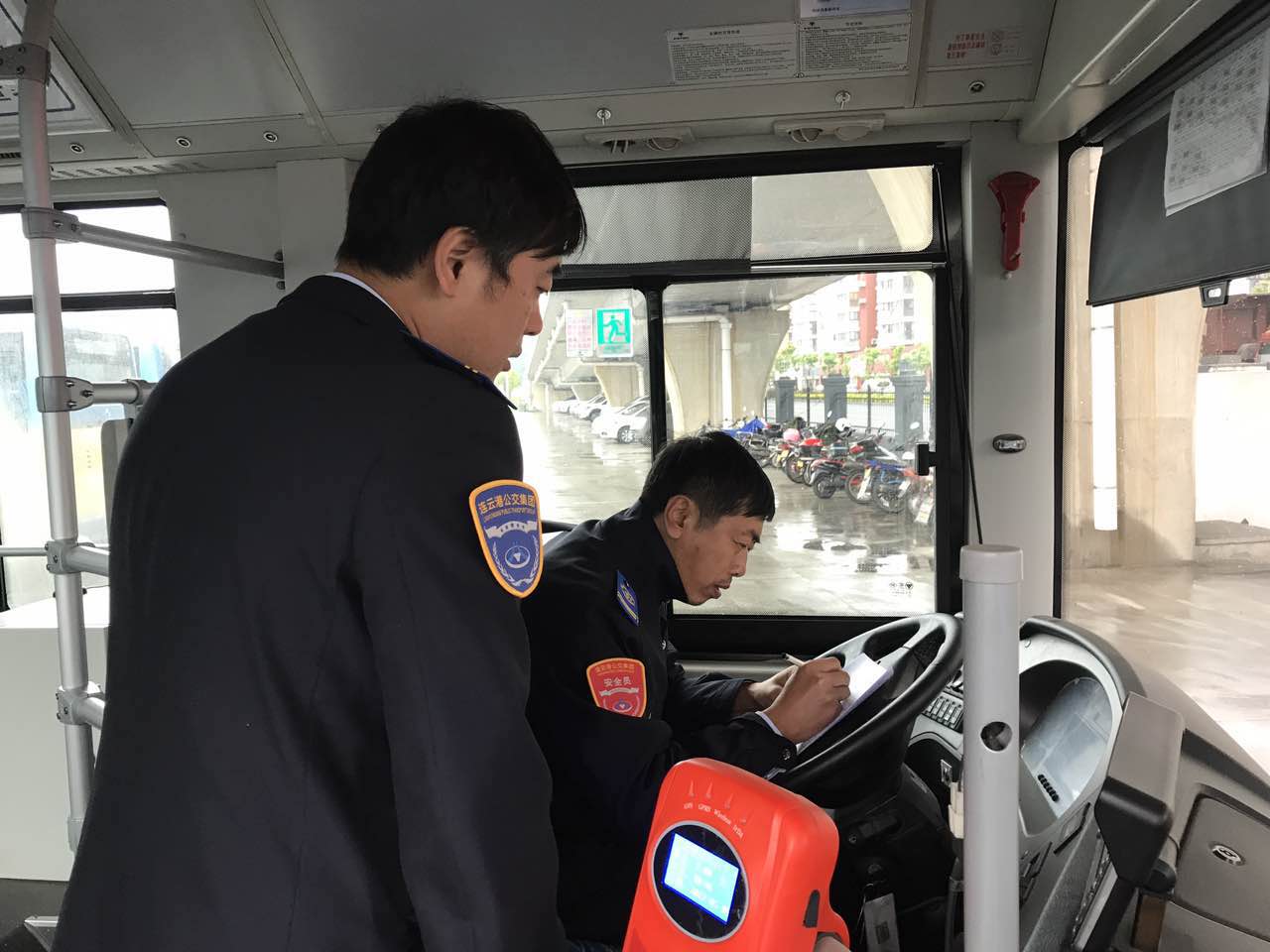 公交東部公司開展“安全生產(chǎn) 優(yōu)質(zhì)服務(wù)”綜合大檢查 助推文明城市建設(shè)