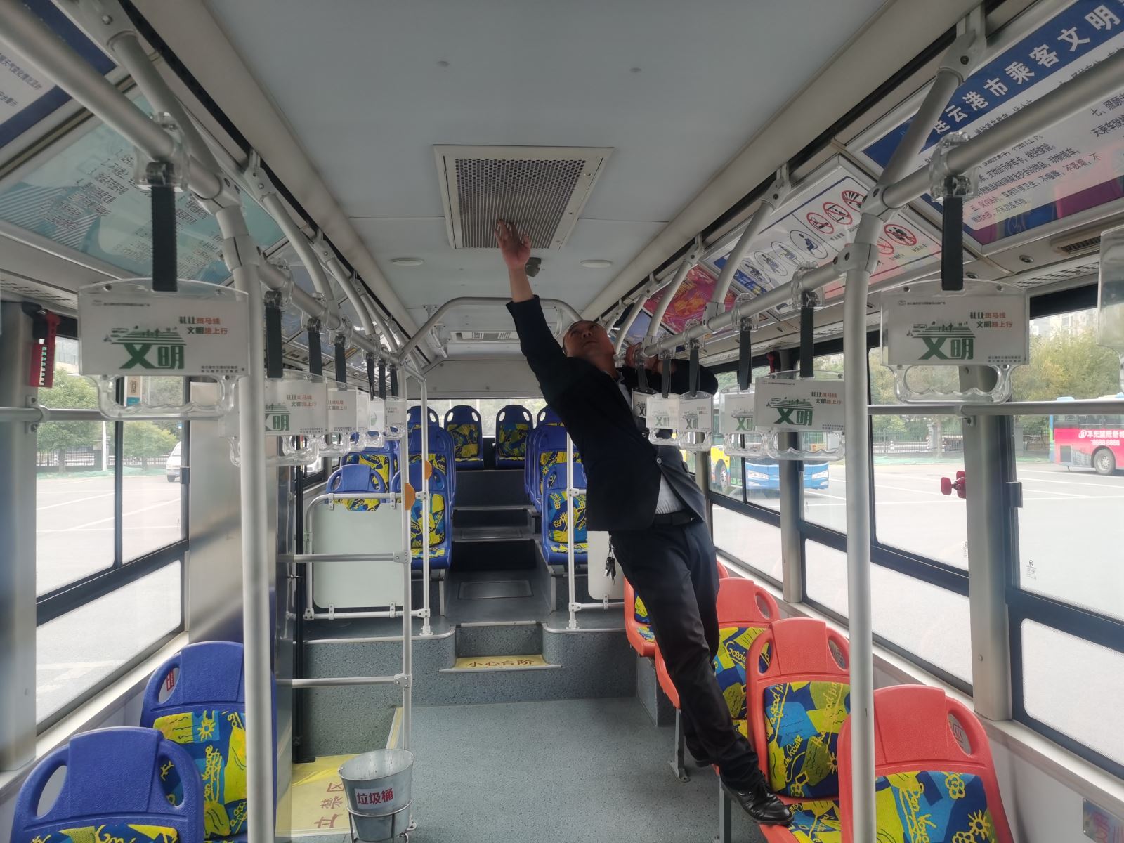 公交集團公交事業(yè)二部開展車輛過冬準備工作