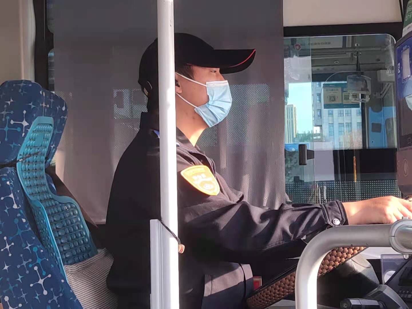 公交事業(yè)一部22K路駕駛員王蒙蒙拾金不昧受表揚(yáng)