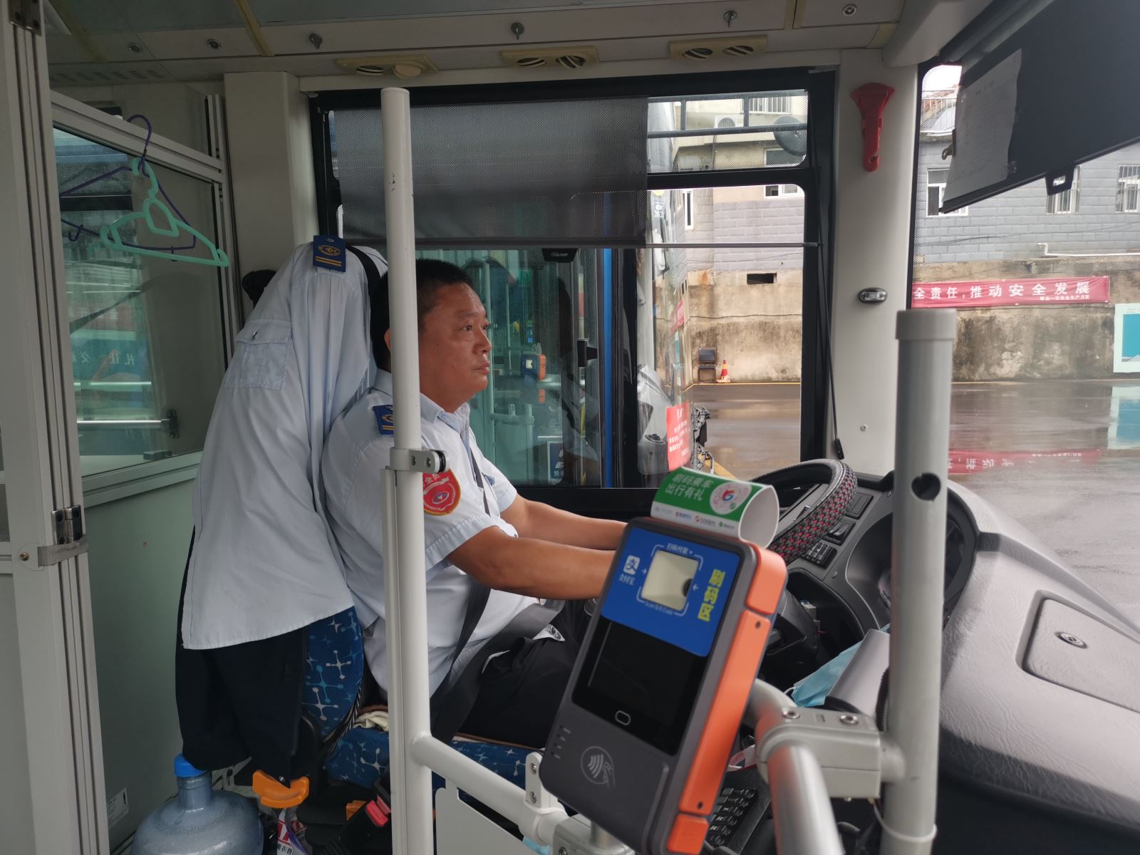 公交集團(tuán)公交事業(yè)一部游1路駕駛員劉洪慶拾金不昧受表揚