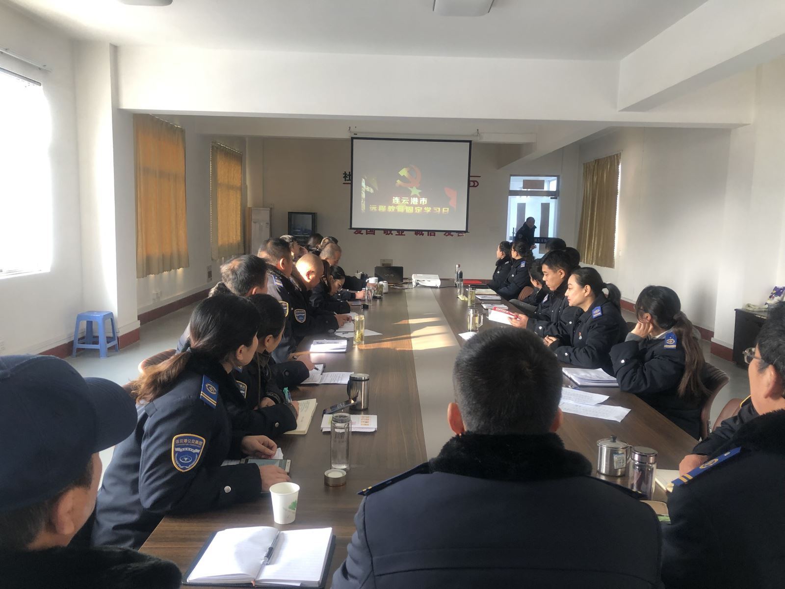 公交集團公交事業(yè)一部、公交事業(yè)二部組織觀看專題片《必由之路》