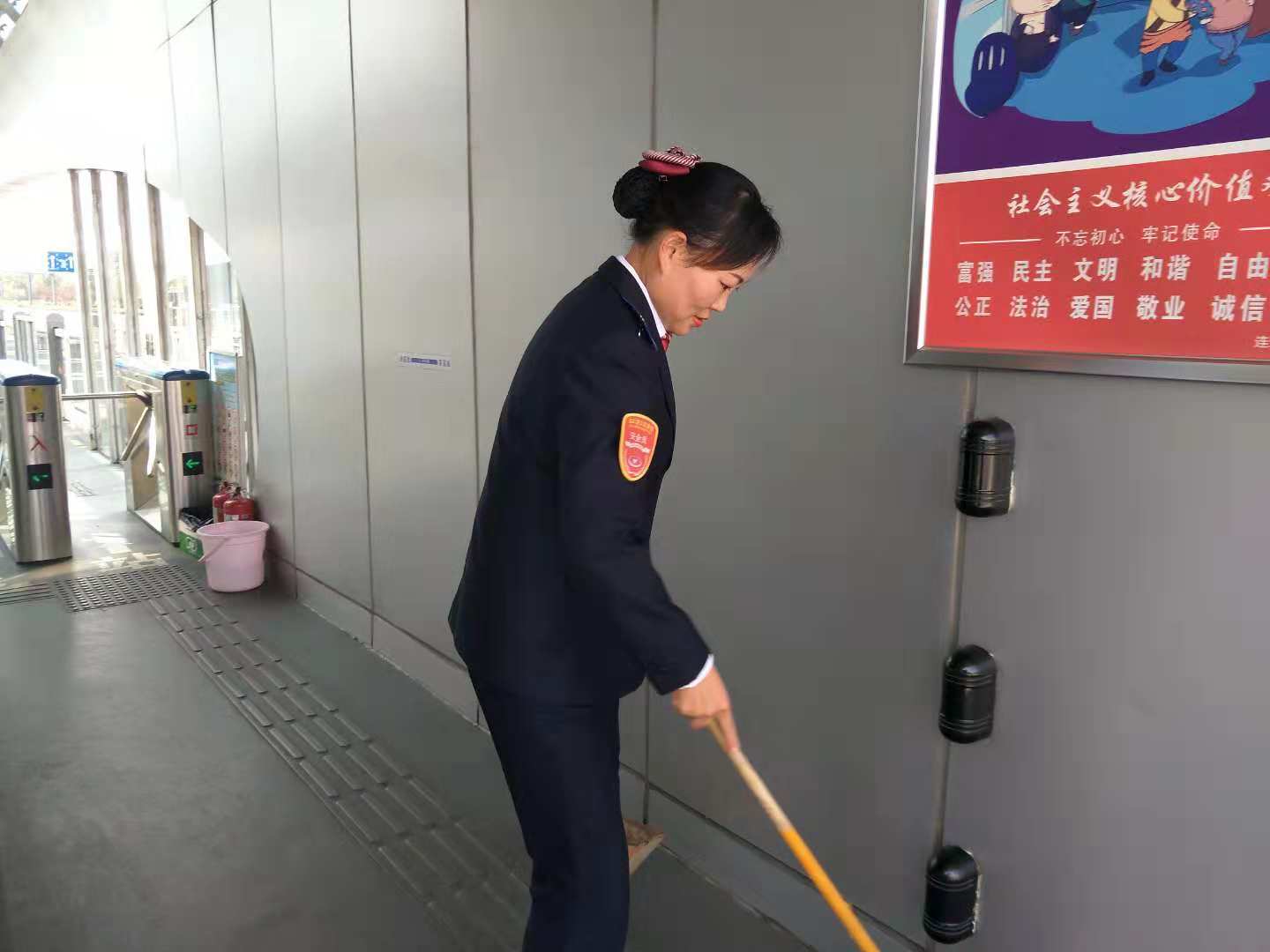 公交集團(tuán)快速公司站務(wù)員堅守崗位為乘客服務(wù)