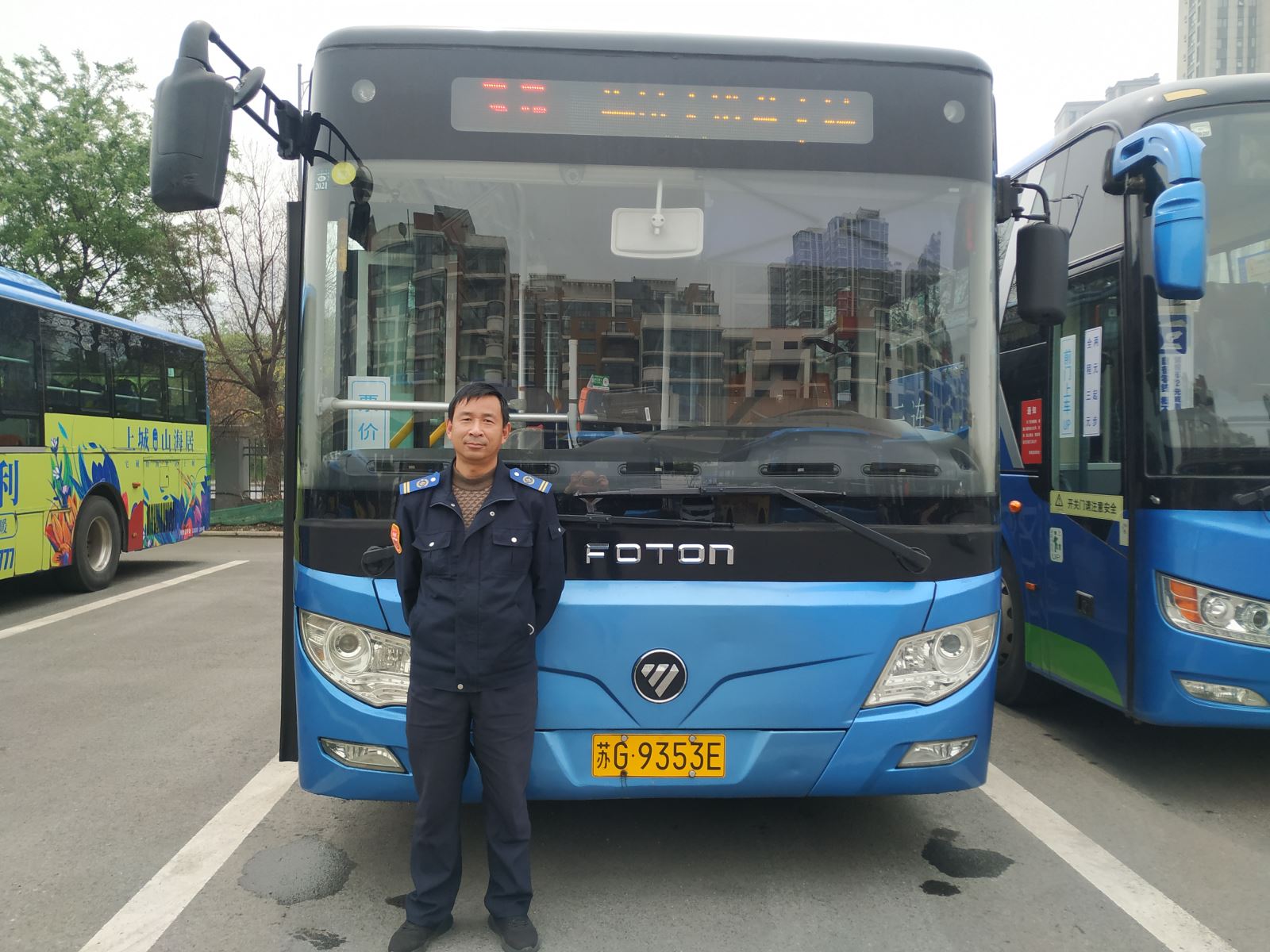 公交集團(tuán)公交事業(yè)二部35路駕駛員周朝利及時歸還乘客丟失的包受表揚(yáng)