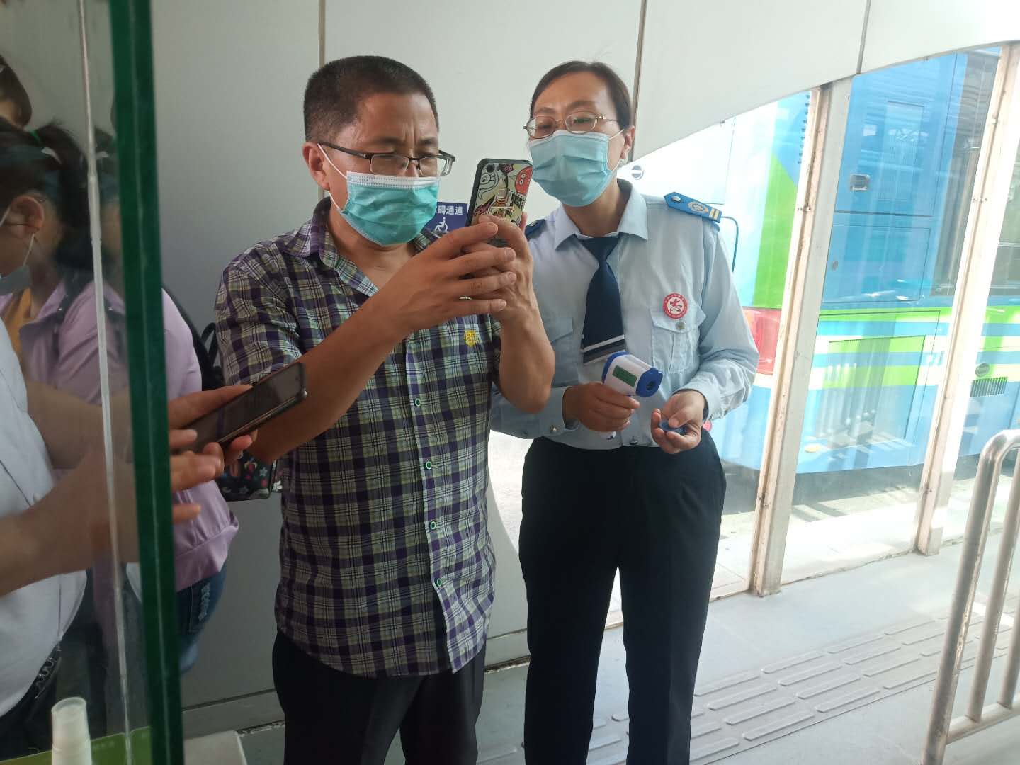 快速公交事業(yè)部站務(wù)員助人為樂(lè)