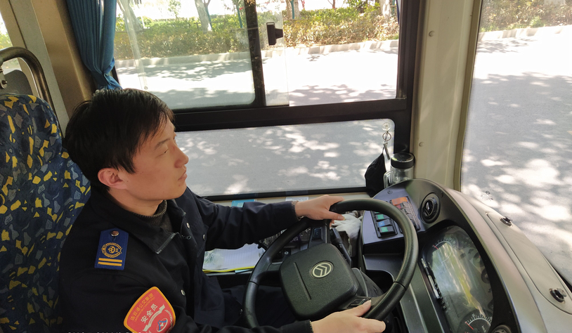 公交集團公交事業(yè)一部駕駛員劉傳政撿到手機完璧歸趙